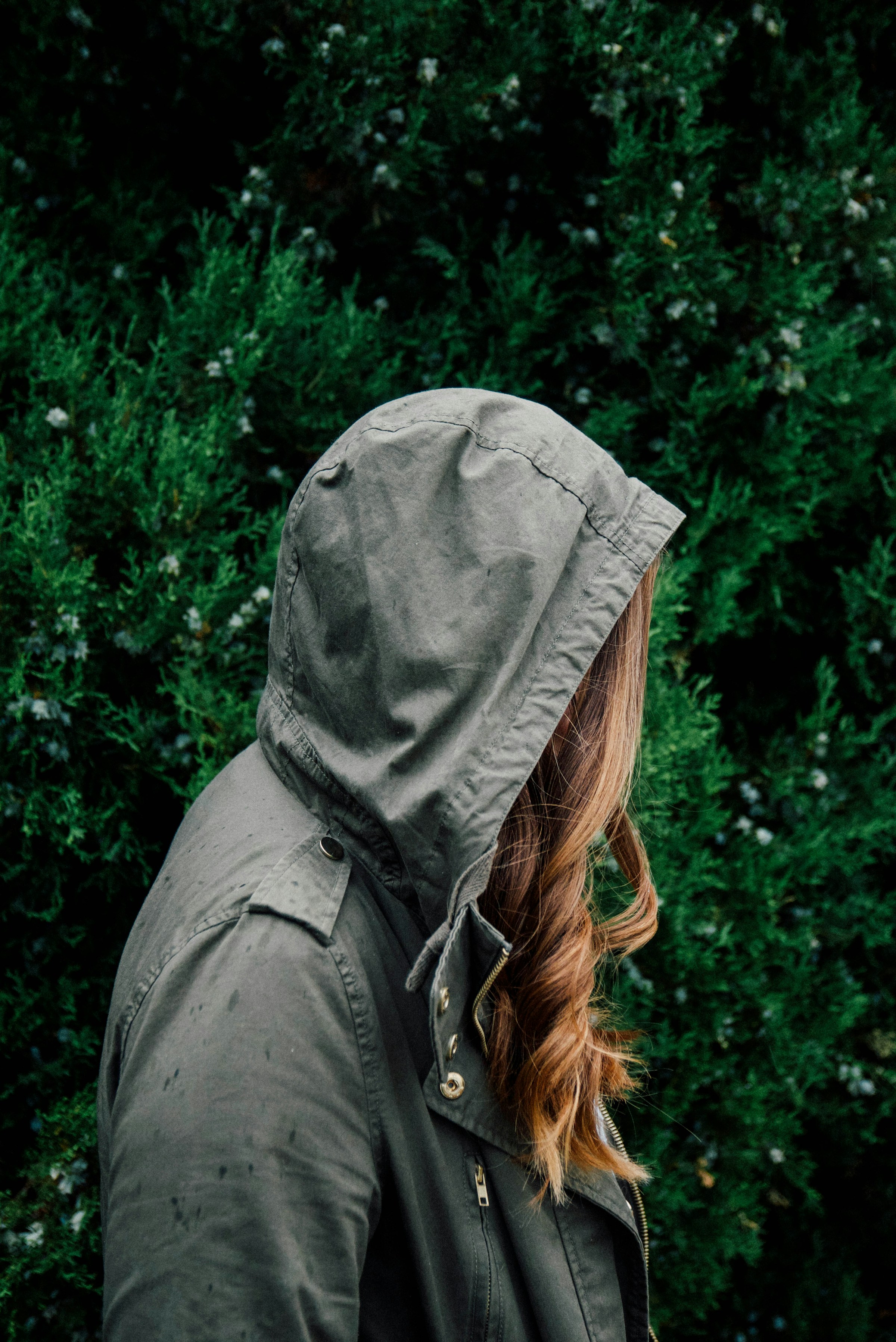 Une femme cachant son visage | Source : Unsplash