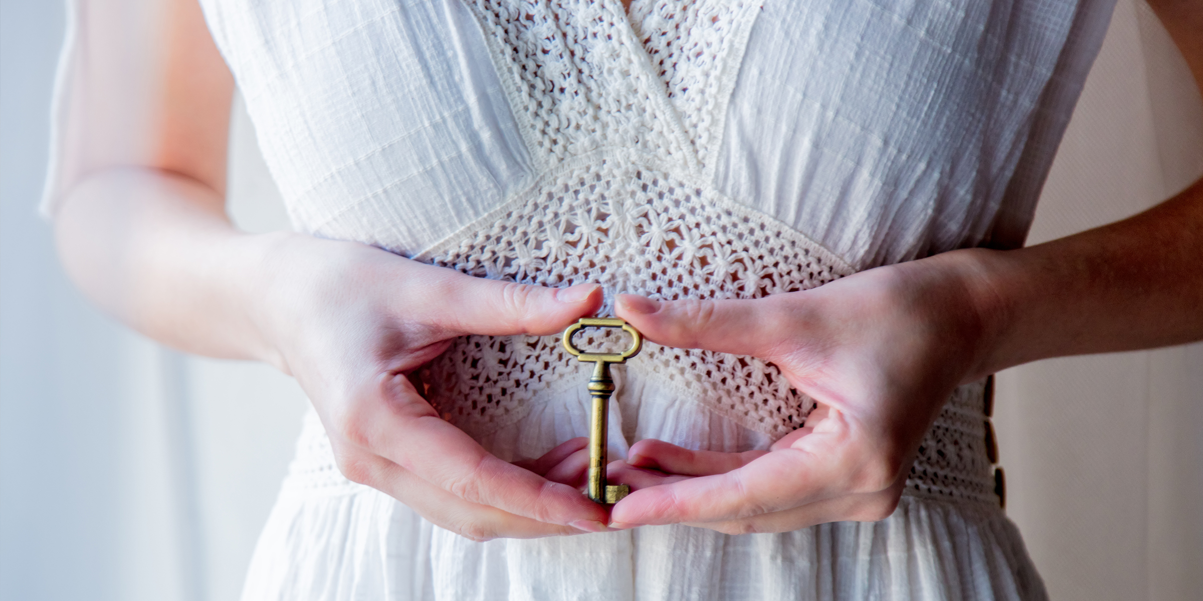 Femme tenant une vieille clé dans ses mains | Source : Shutterstock