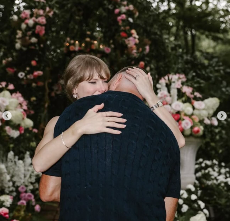 Taylor Swift embrasse Travis Kelce dans un jardin rempli de fleurs, tel que posté le 26 août 2025 | Source : Instagram/taylorswift
