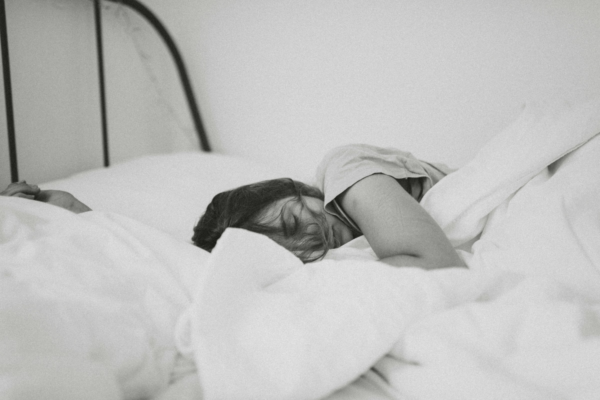 Une femme dormant dans son lit | Source : Unsplash