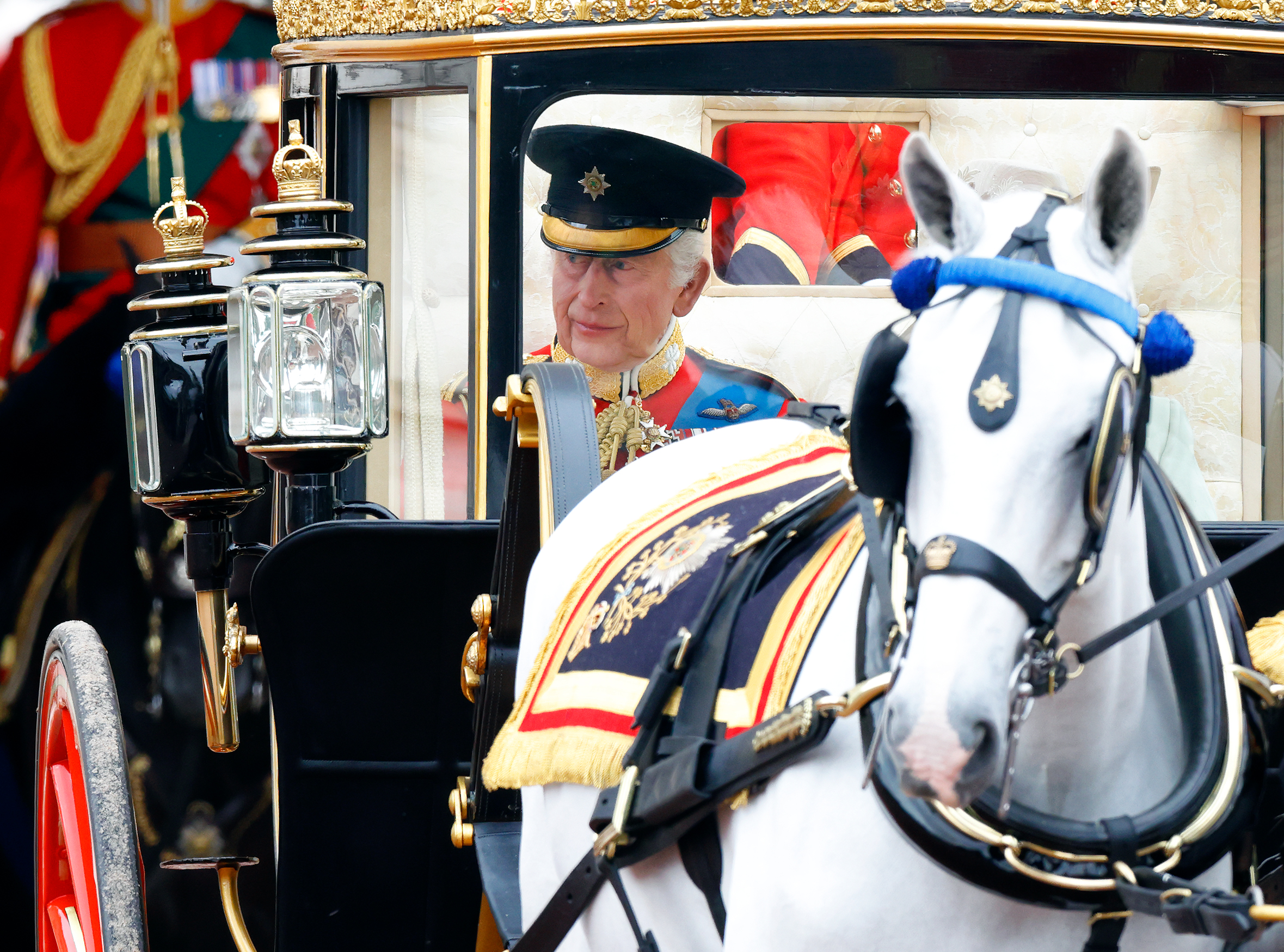 Le roi Charles III apparaît solennel et posé dans son uniforme des Irish Guards alors qu'il monte dans le carrosse d'État pour le Trooping the Colour 2024 | Source : Getty Images