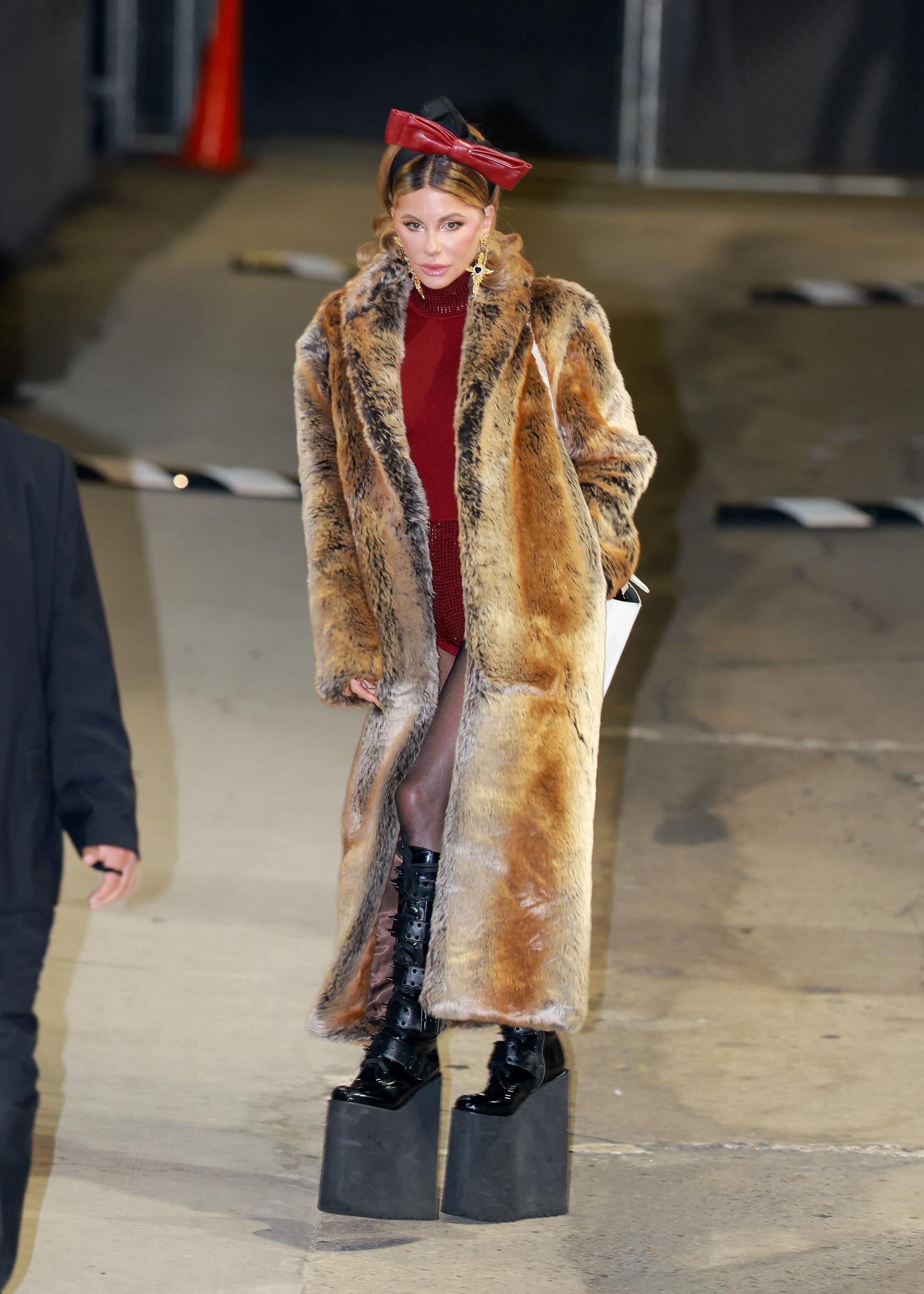 La silhouette élancée et sculpturale de Kate Beckinsale est mise en valeur sur cette photo. Bien que partiellement dissimulée par ses vêtements amples, on distingue facilement sa silhouette mince, en particulier ses genoux.