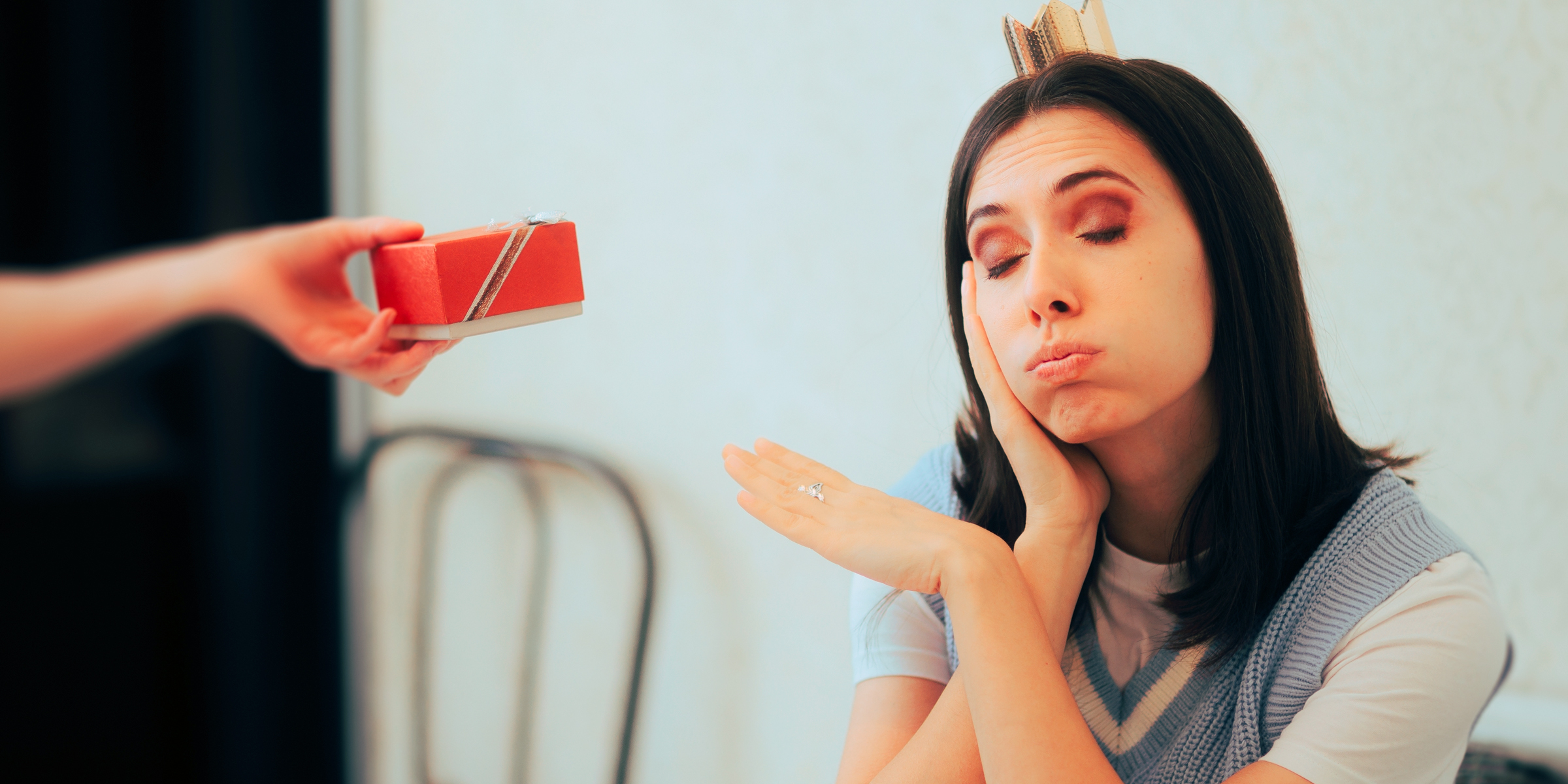 Une femme qui refuse un cadeau | Source : Shutterstock