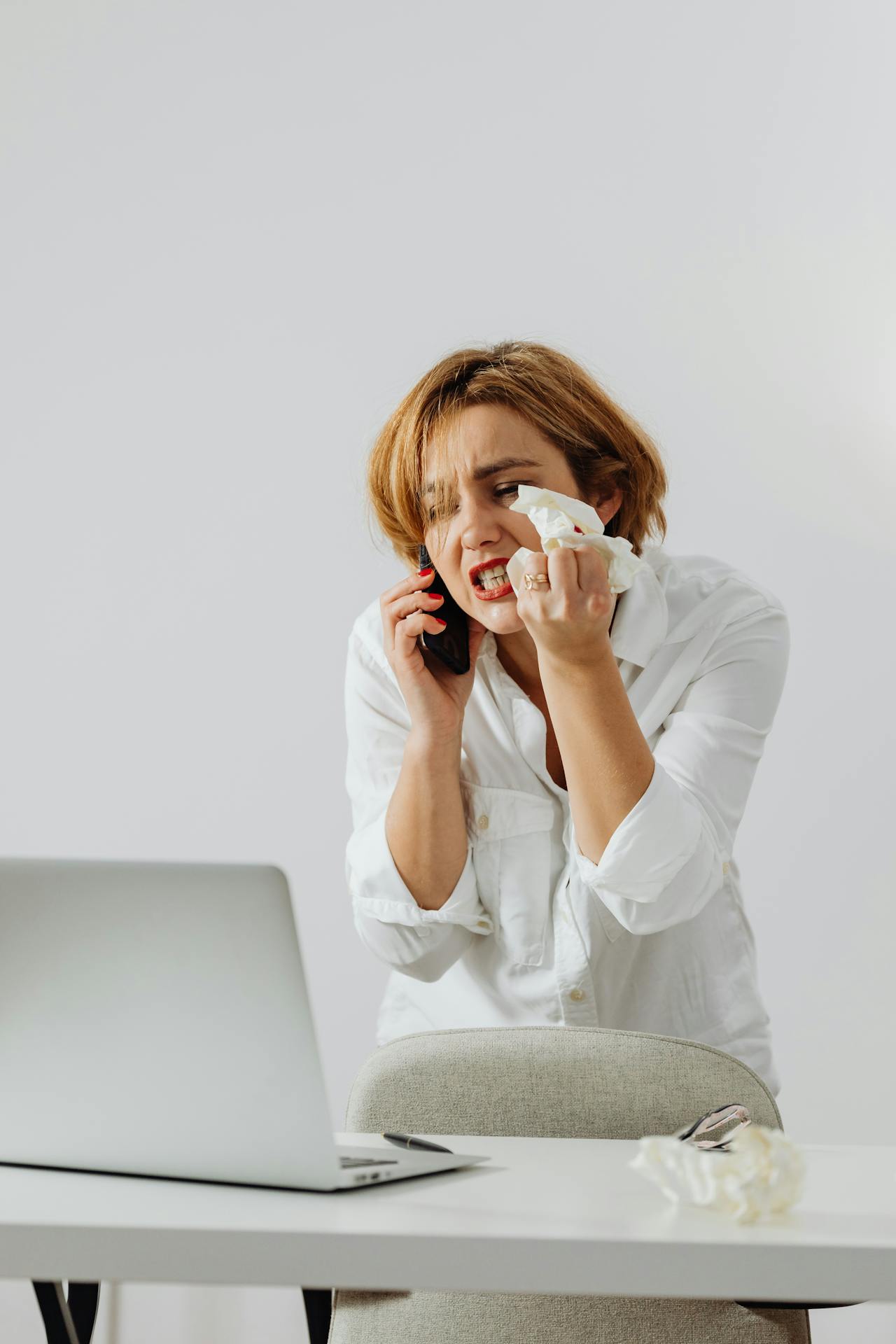 Une femme en colère qui parle au téléphone | Source : Pexels