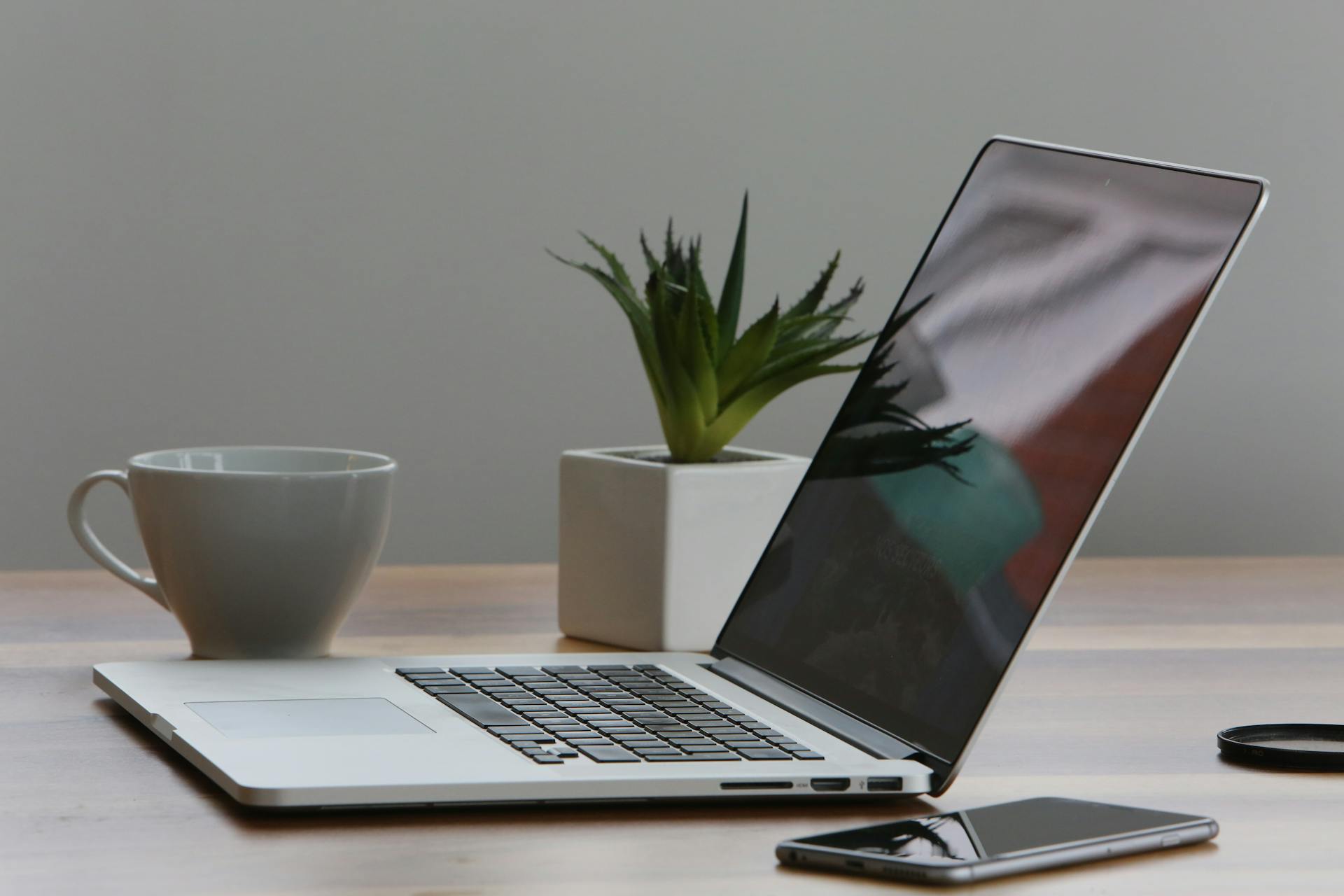 Un ordinateur portable sur une table | Source : Pexels