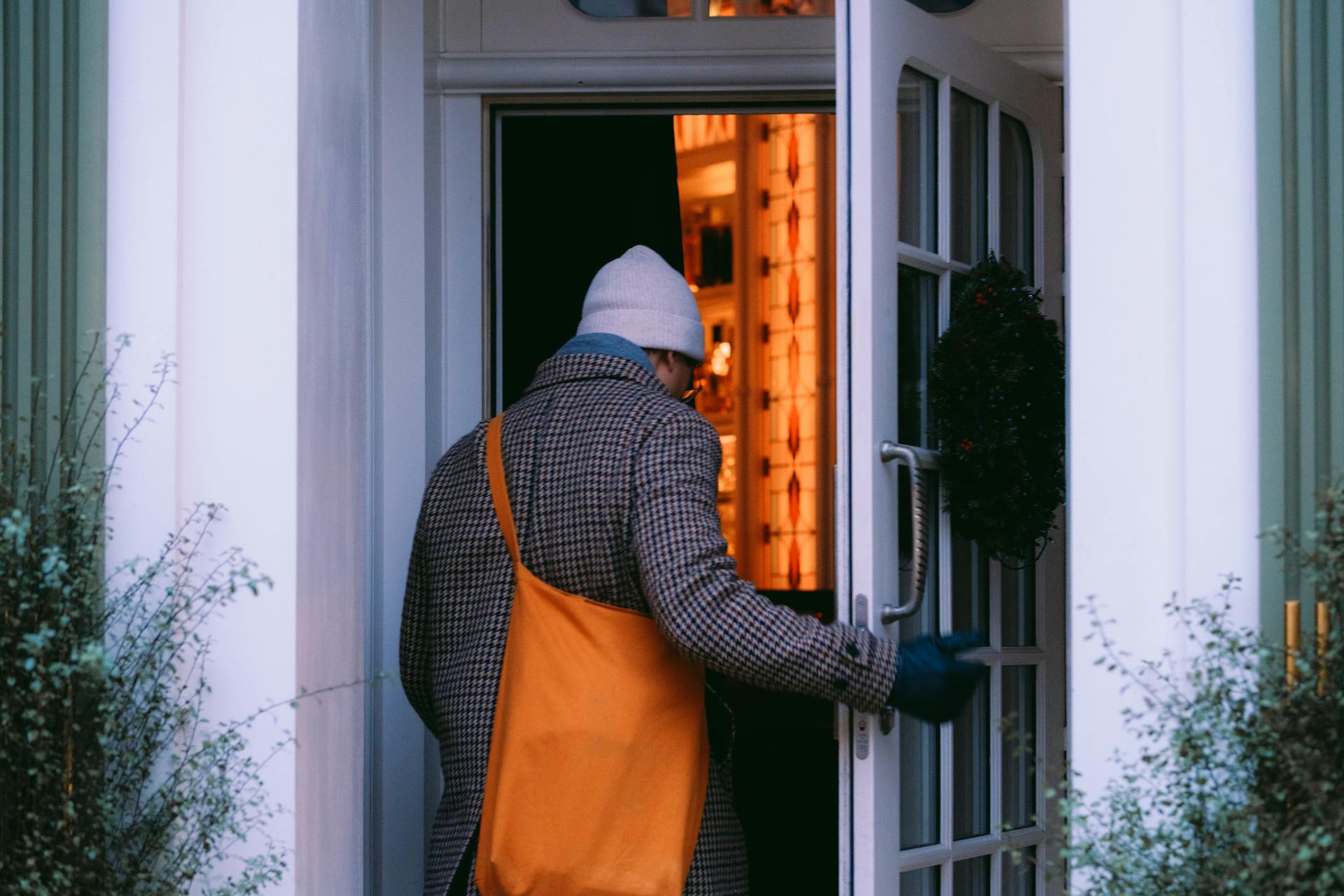 Un homme entrant dans une maison | Source : Pexels