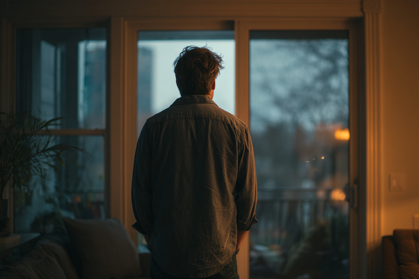 Un homme debout dans un salon | Source : Midjourney
