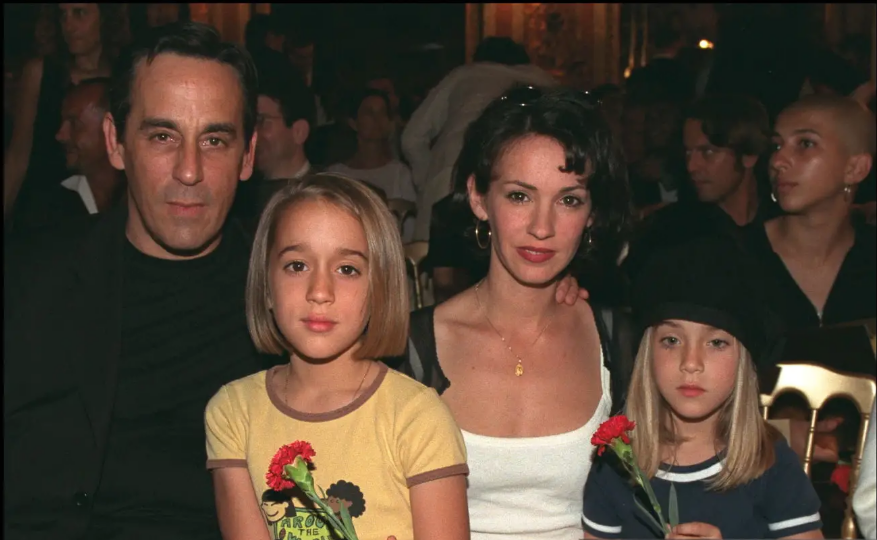 Thierry Ardisson avec son ex Béatrice et ses filles Manon et Ninon | Source : Getty Images