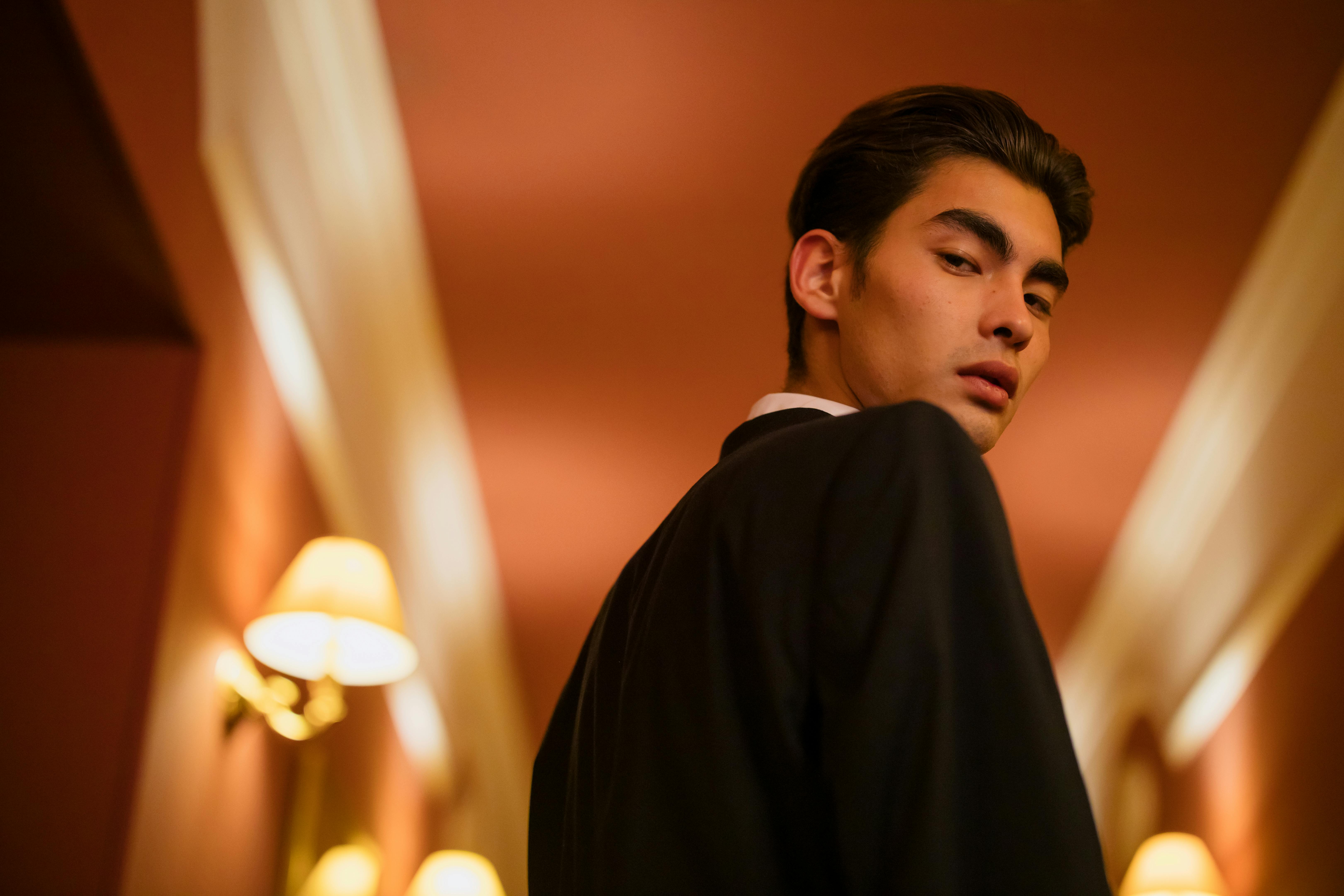 Un homme en costume qui regarde la caméra | Source : Pexels