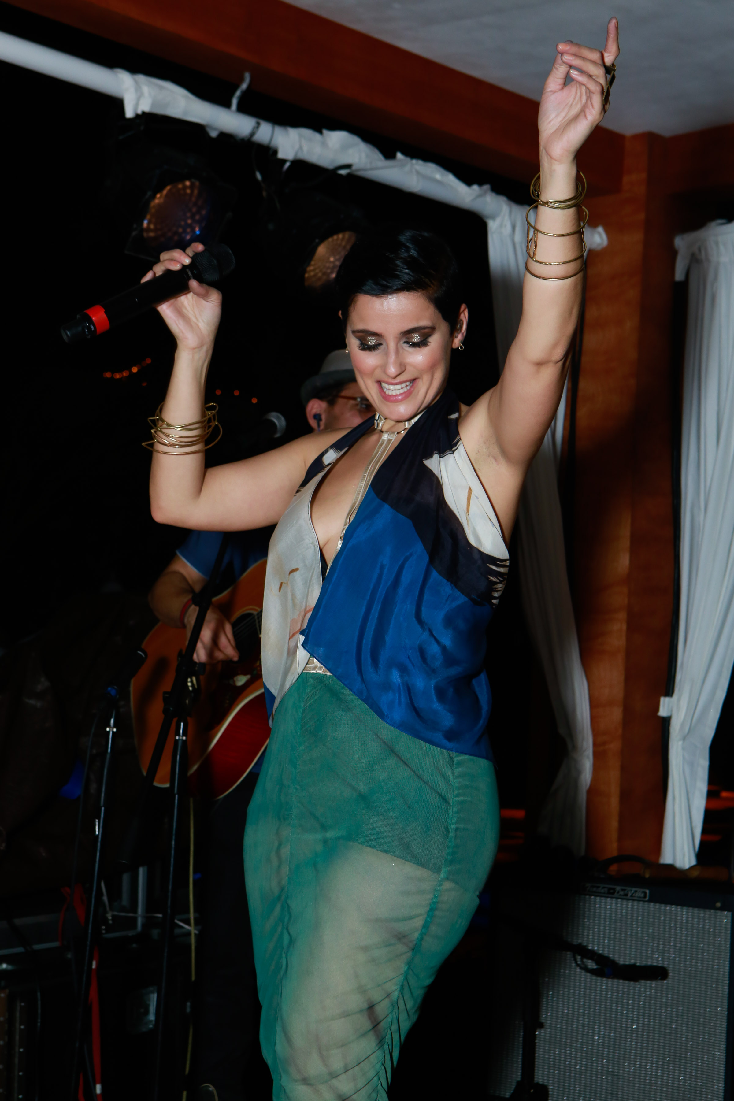 Furtado se produit sur scène vêtue d'un haut multicolore à dos nu et d'un pantalon vert transparent. Elle arbore une coupe courte et accessoirise sa tenue avec des bracelets en or empilés et un maquillage métallique autour des yeux.