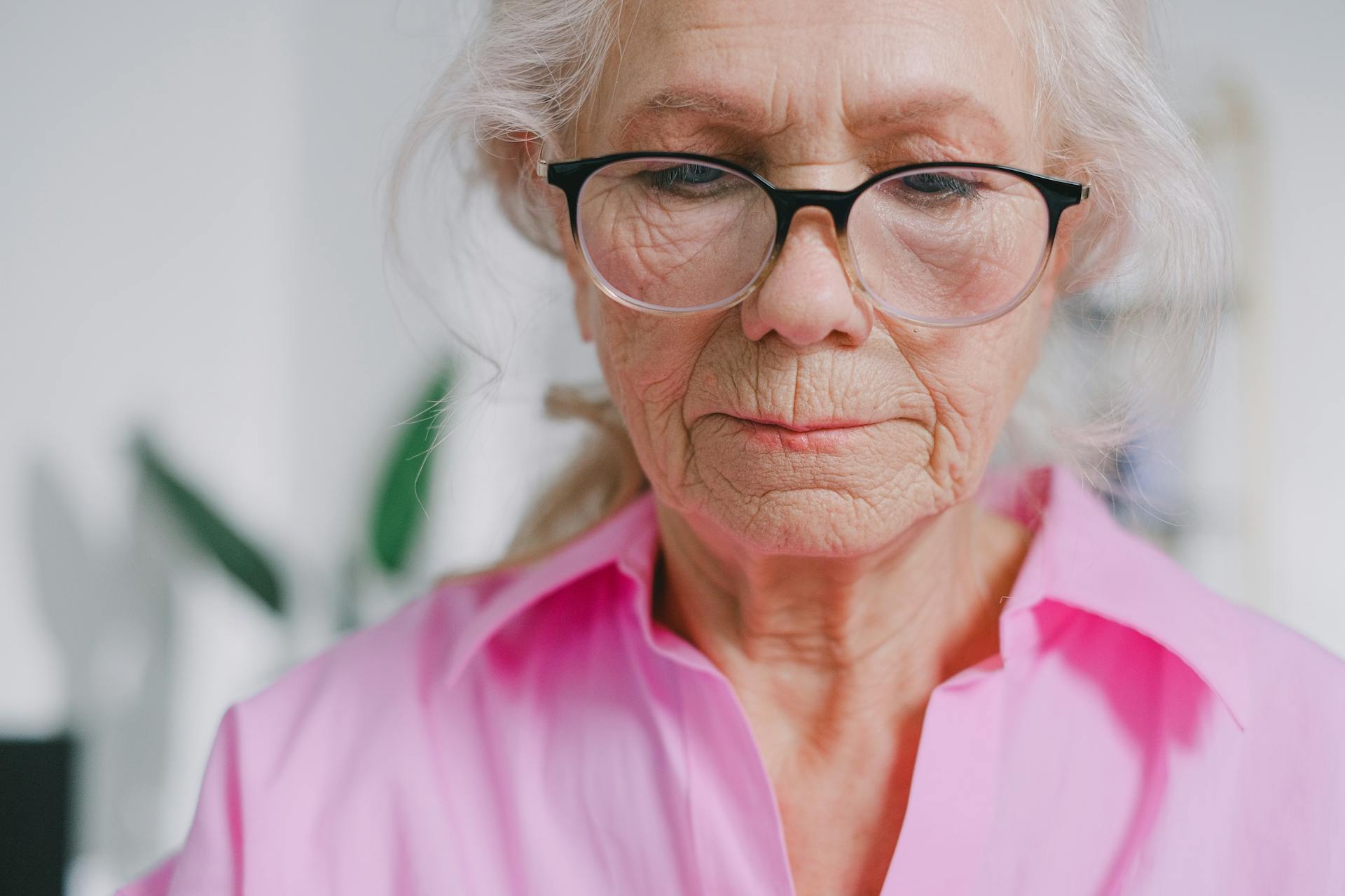 Gros plan d'une femme âgée dans son salon | Source : Pexels