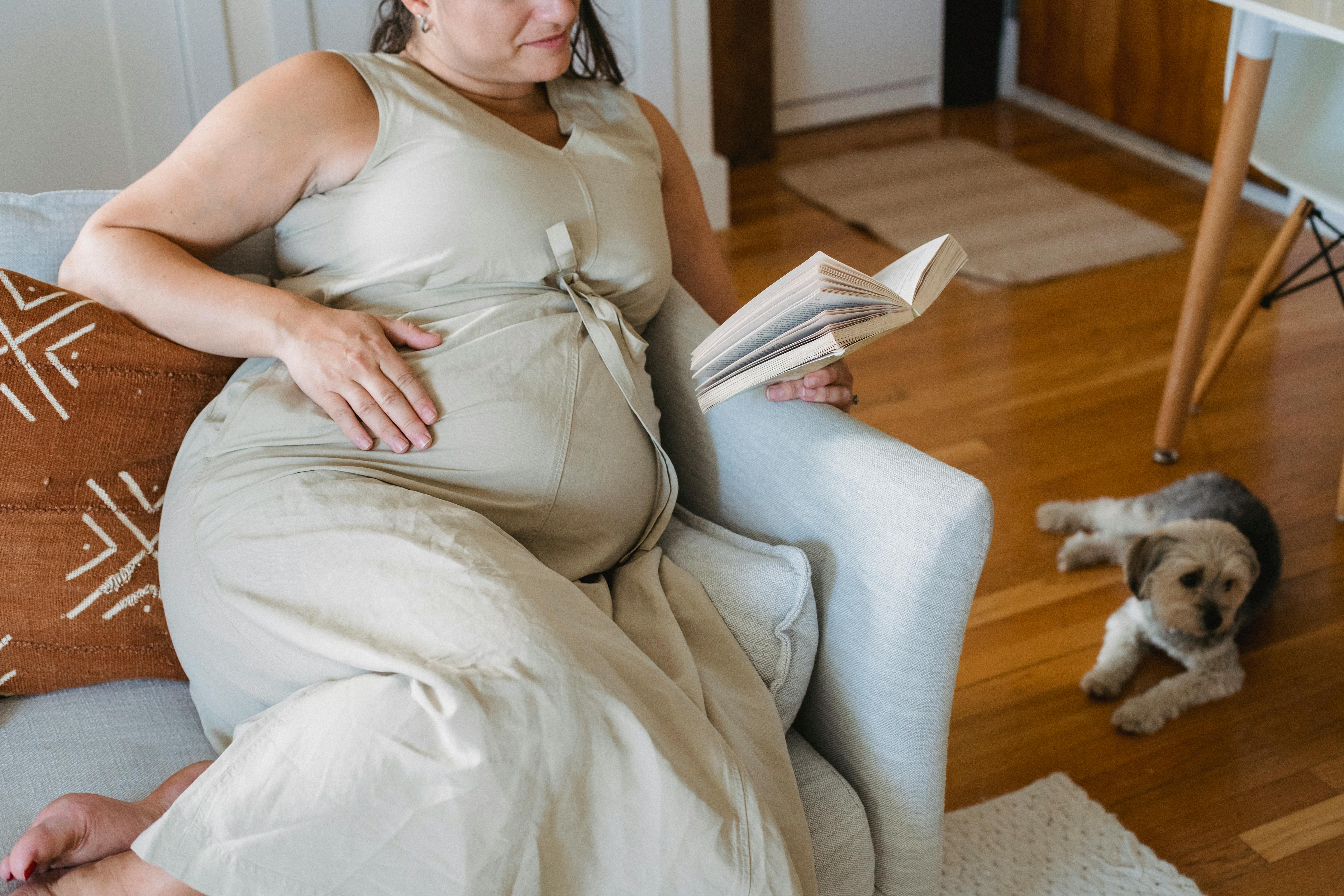 Une femme enceinte lisant un livre | Source : Pexels