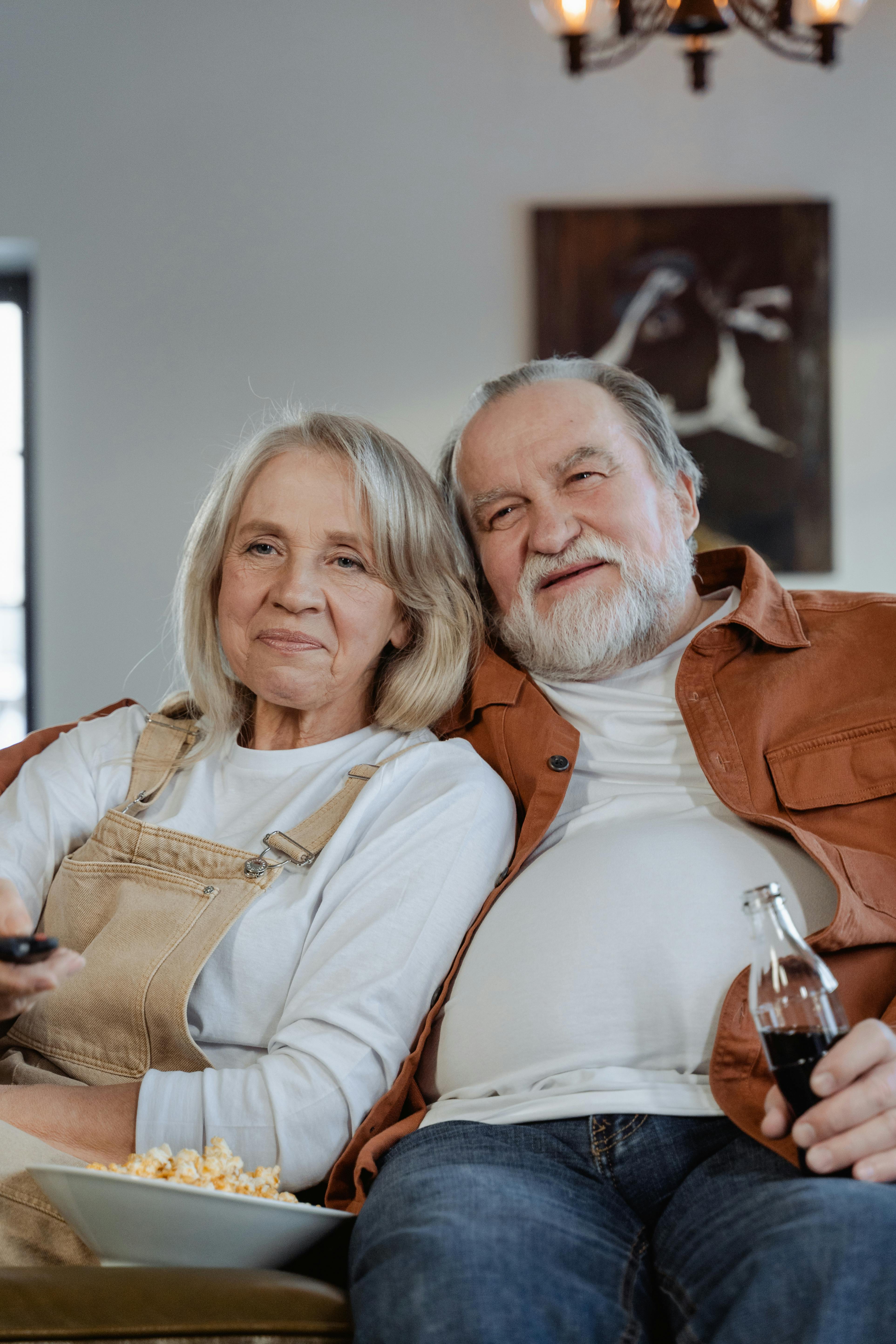 Un couple de personnes âgées souriantes | Source : Pexels