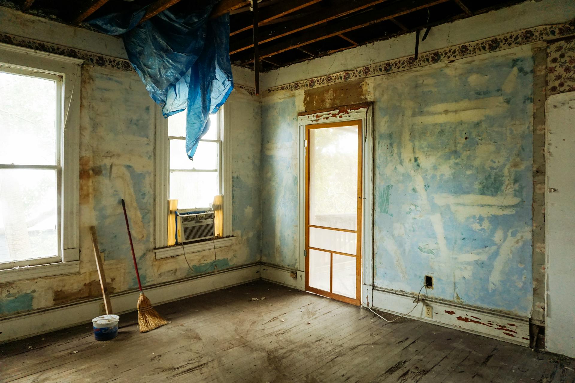 Intérieur d'une maison nécessitant des réparations | Source : Pexels