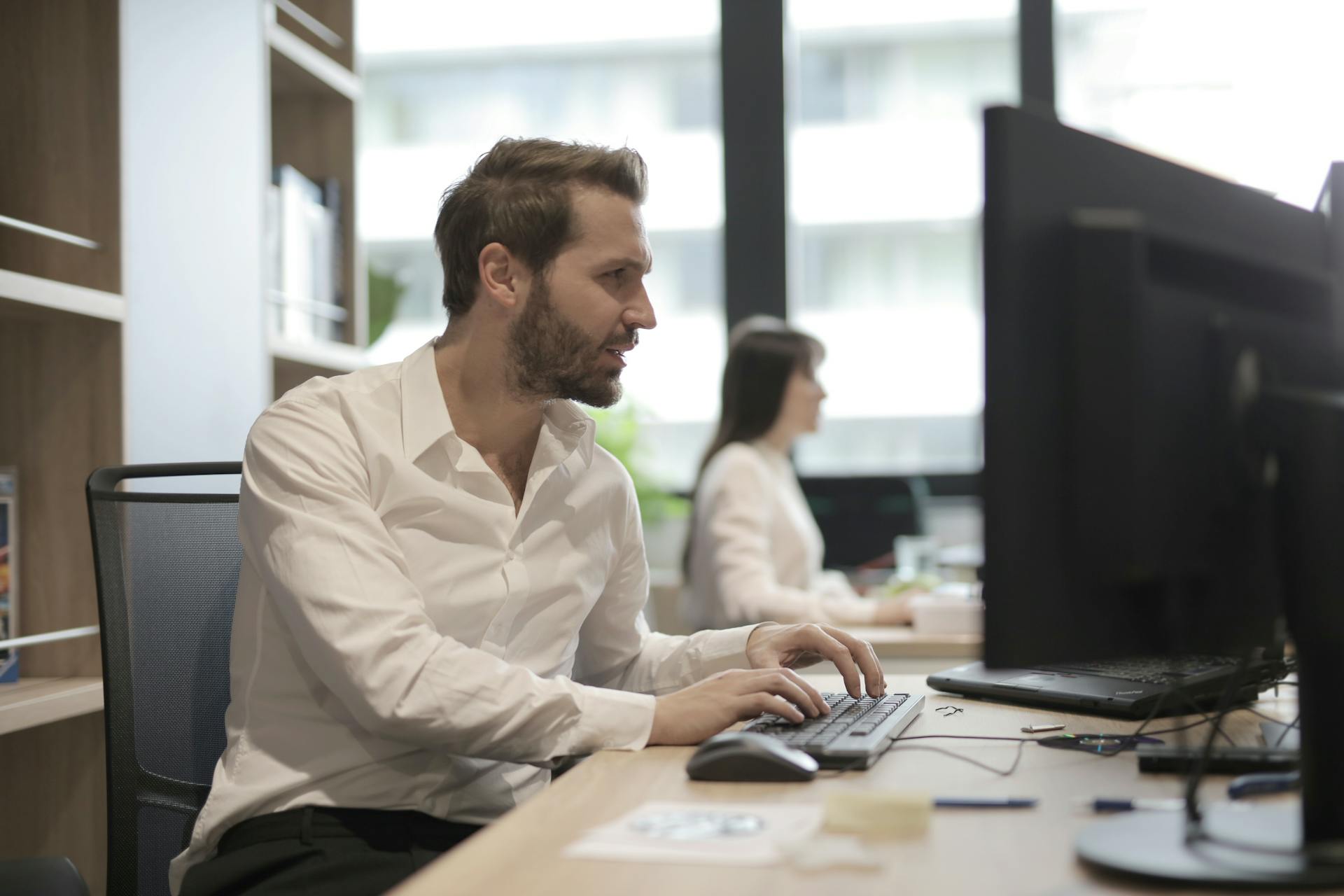 Un homme qui travaille au bureau | Source : Pexels