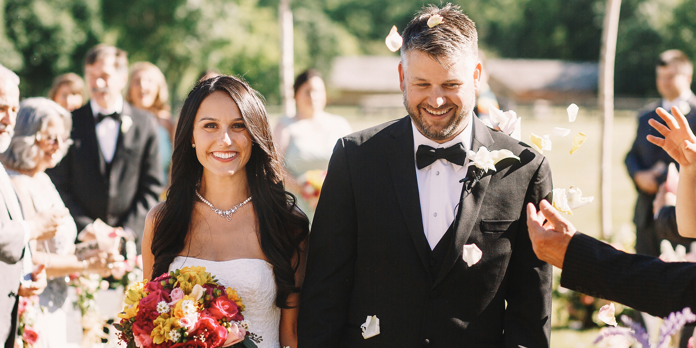 Une mariée et un marié le jour de leur mariage | Source : Shutterstock