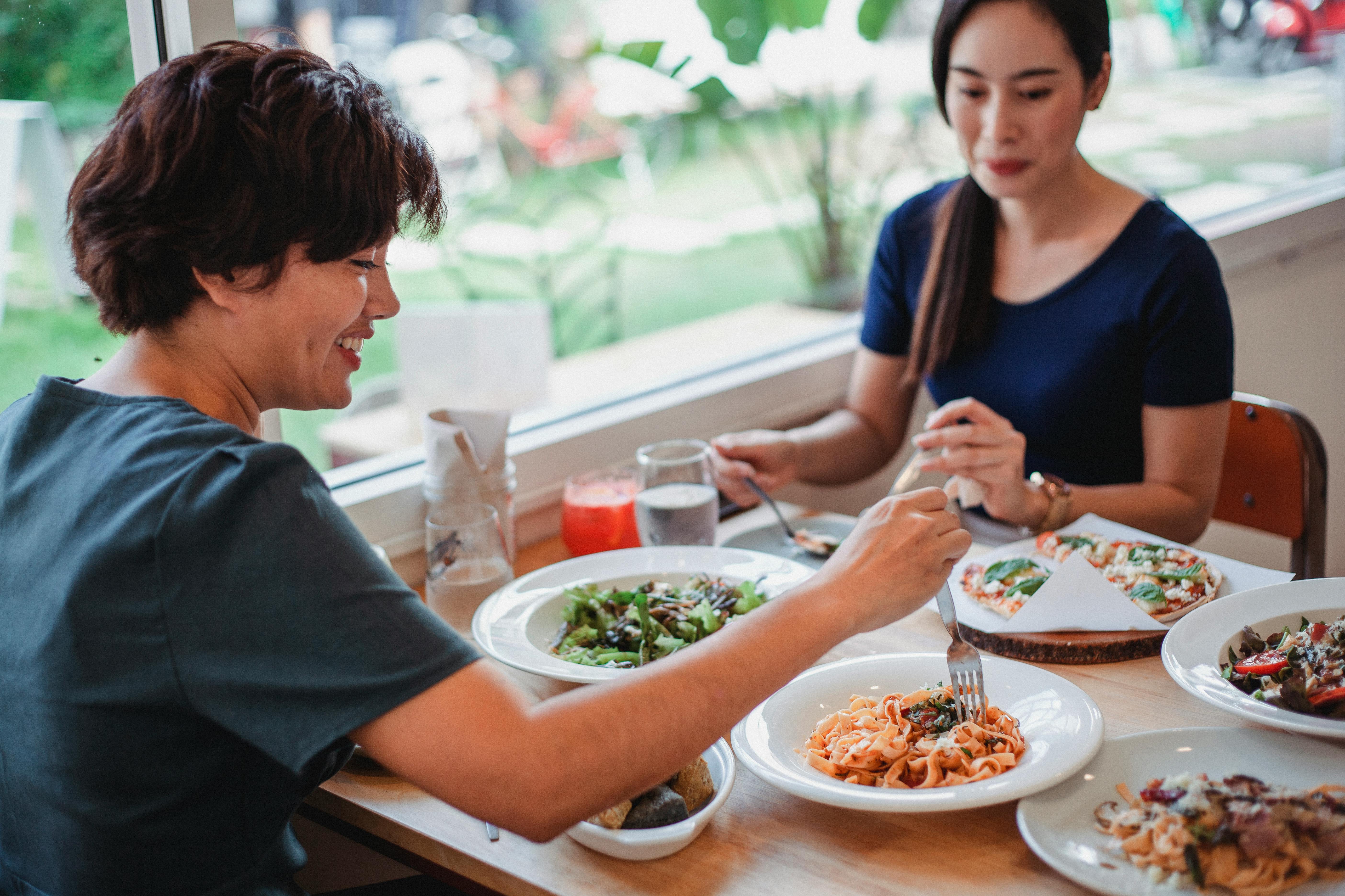 Deux femmes en plein repas | Source : Pexels
