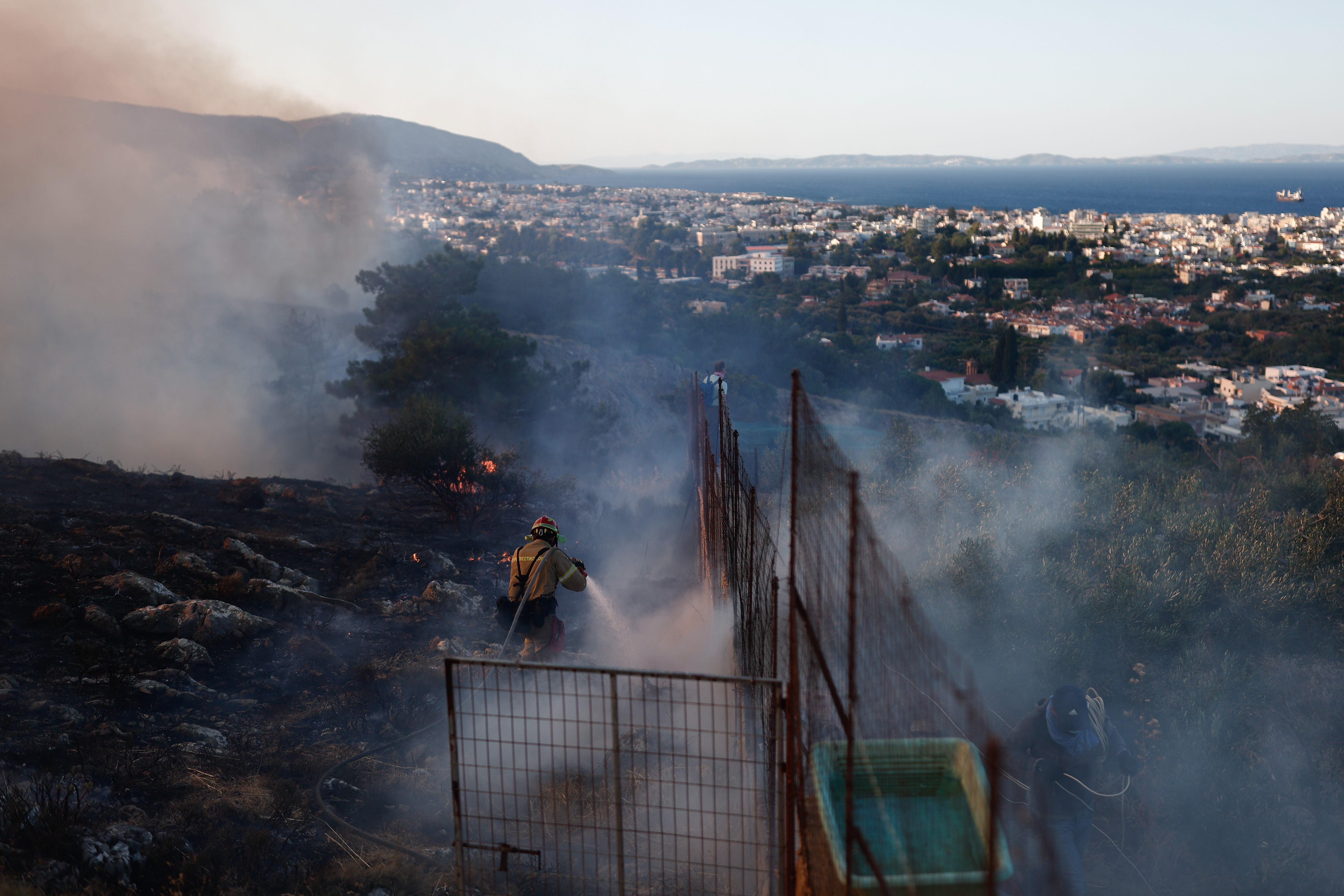 De la fumée s'élève alors que les pompiers interviennent sur l'incendie qui s'est déclaré à Chios, en Grèce, le 22 juin 2025 I Source : Getty Images
