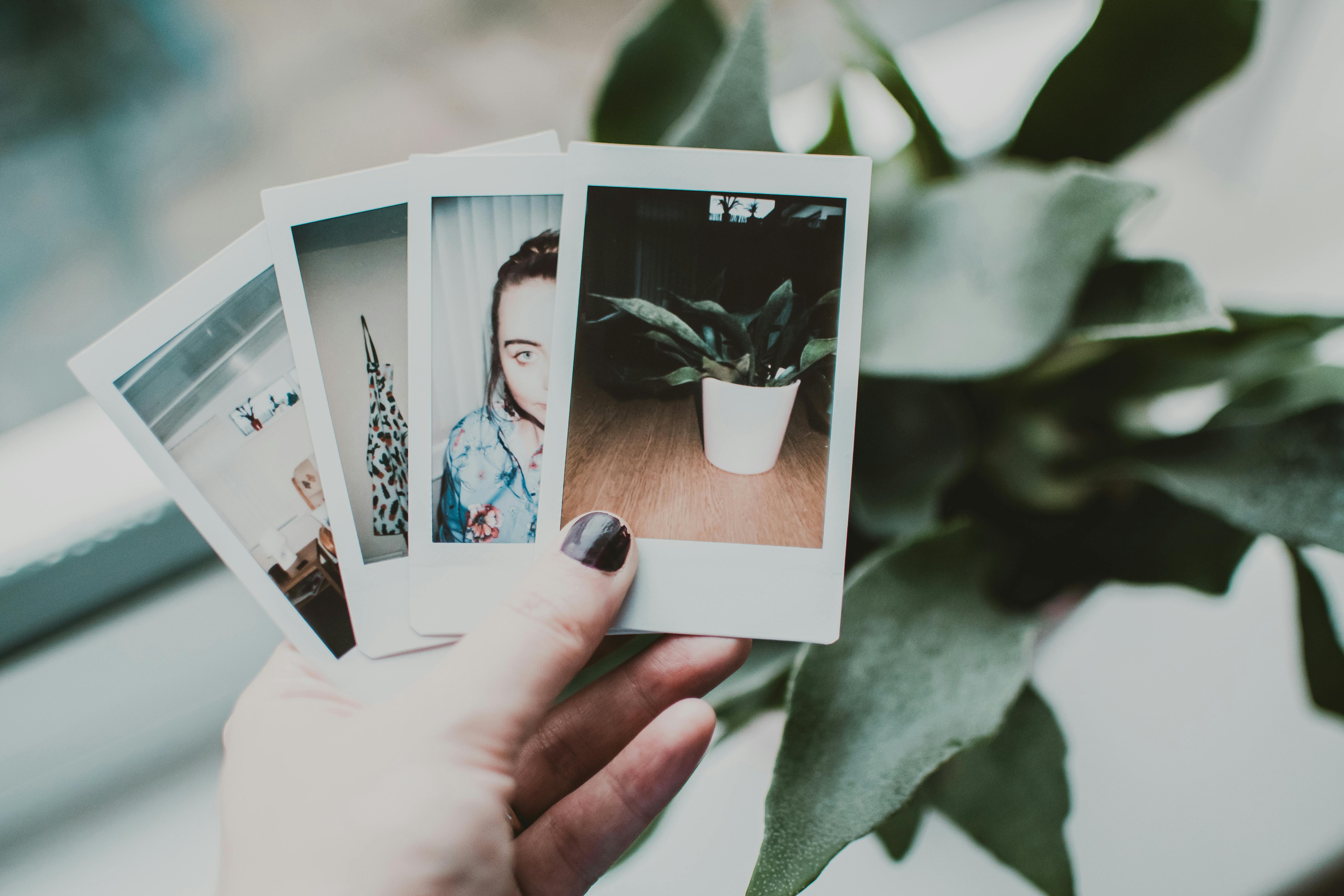 Une personne tenant des photos polaroid | Source : Pexels