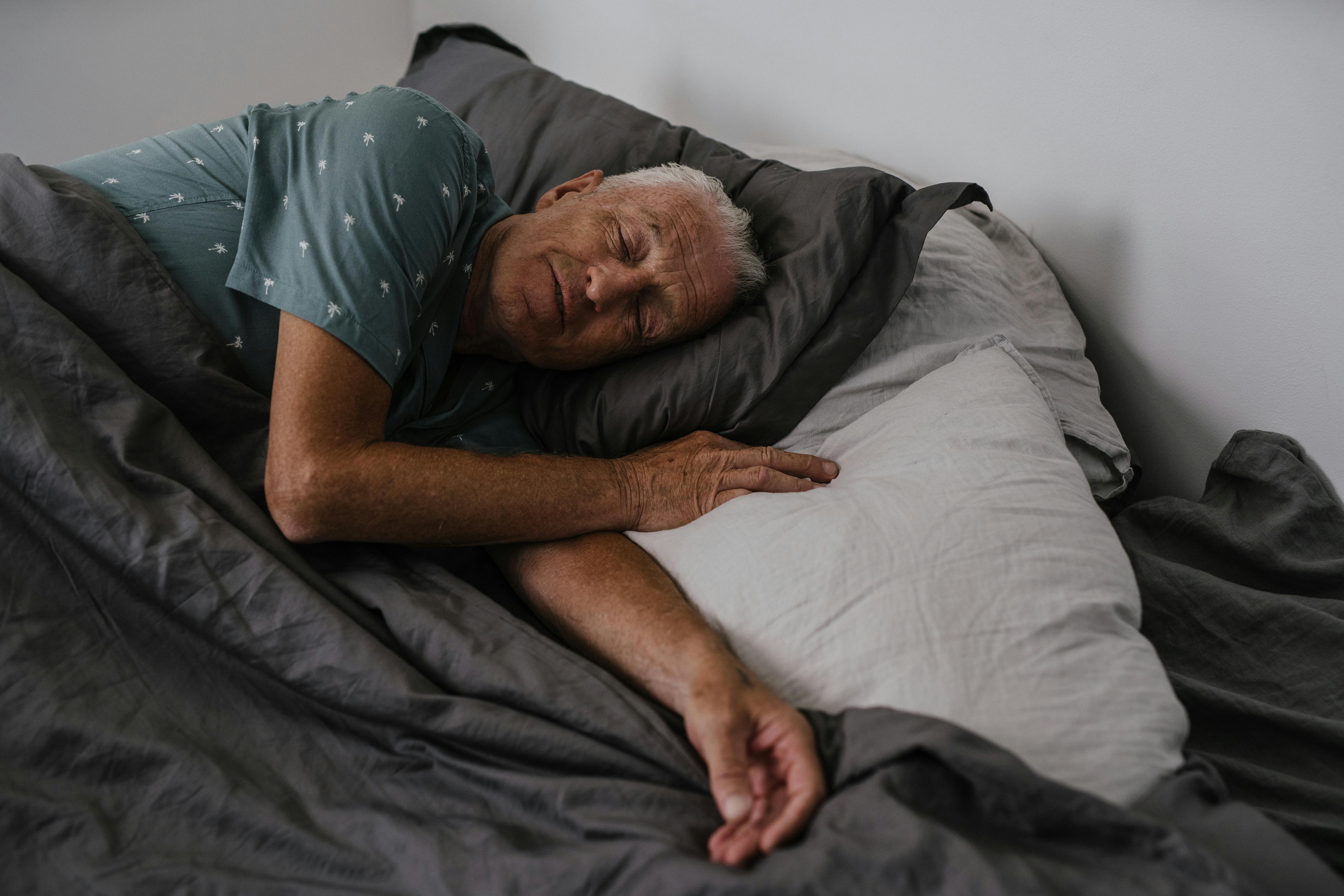 Un homme seul allongé dans son lit | Source : Pexels