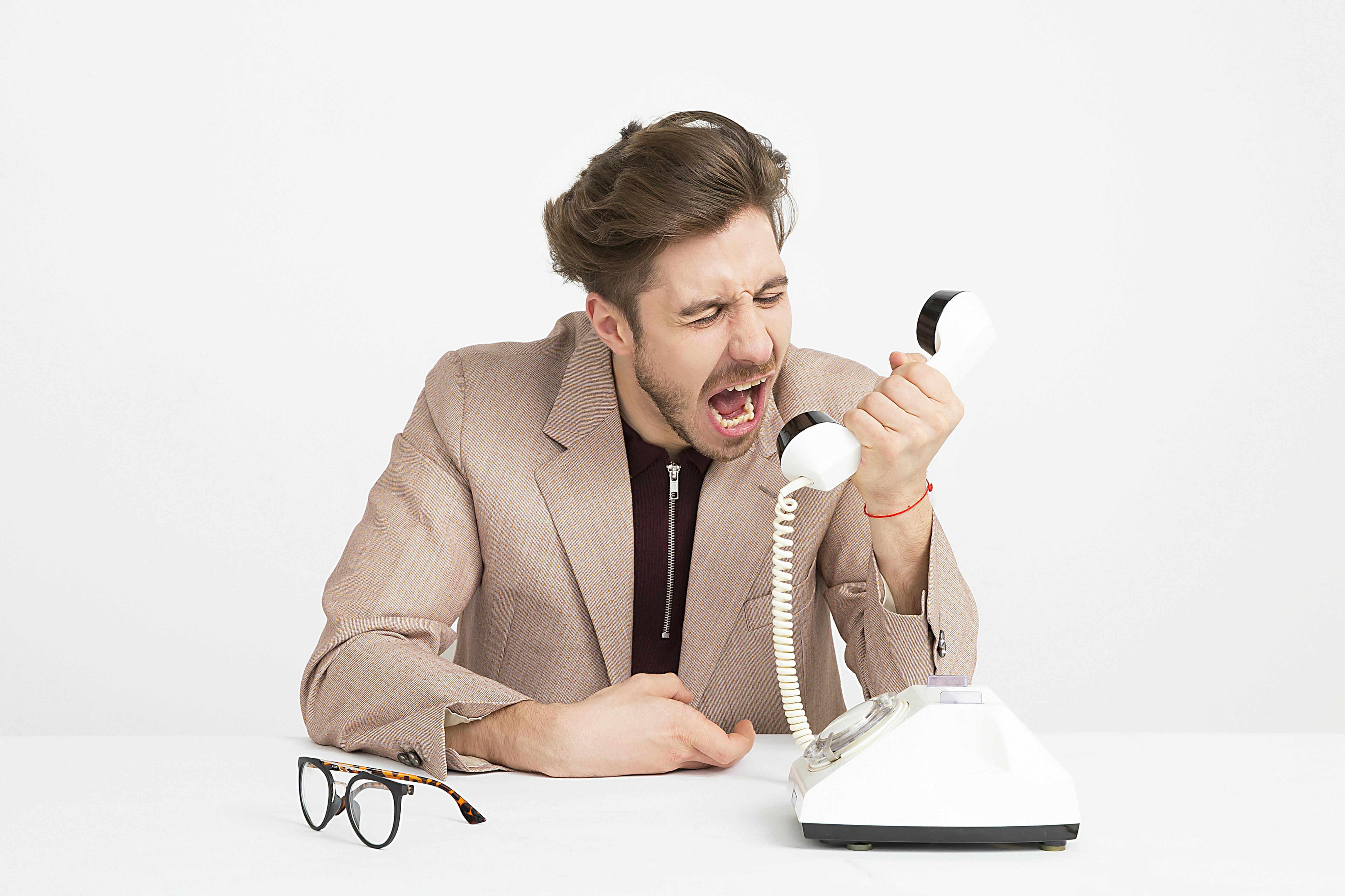 Un homme en colère hurlant au téléphone | Source : Pexels