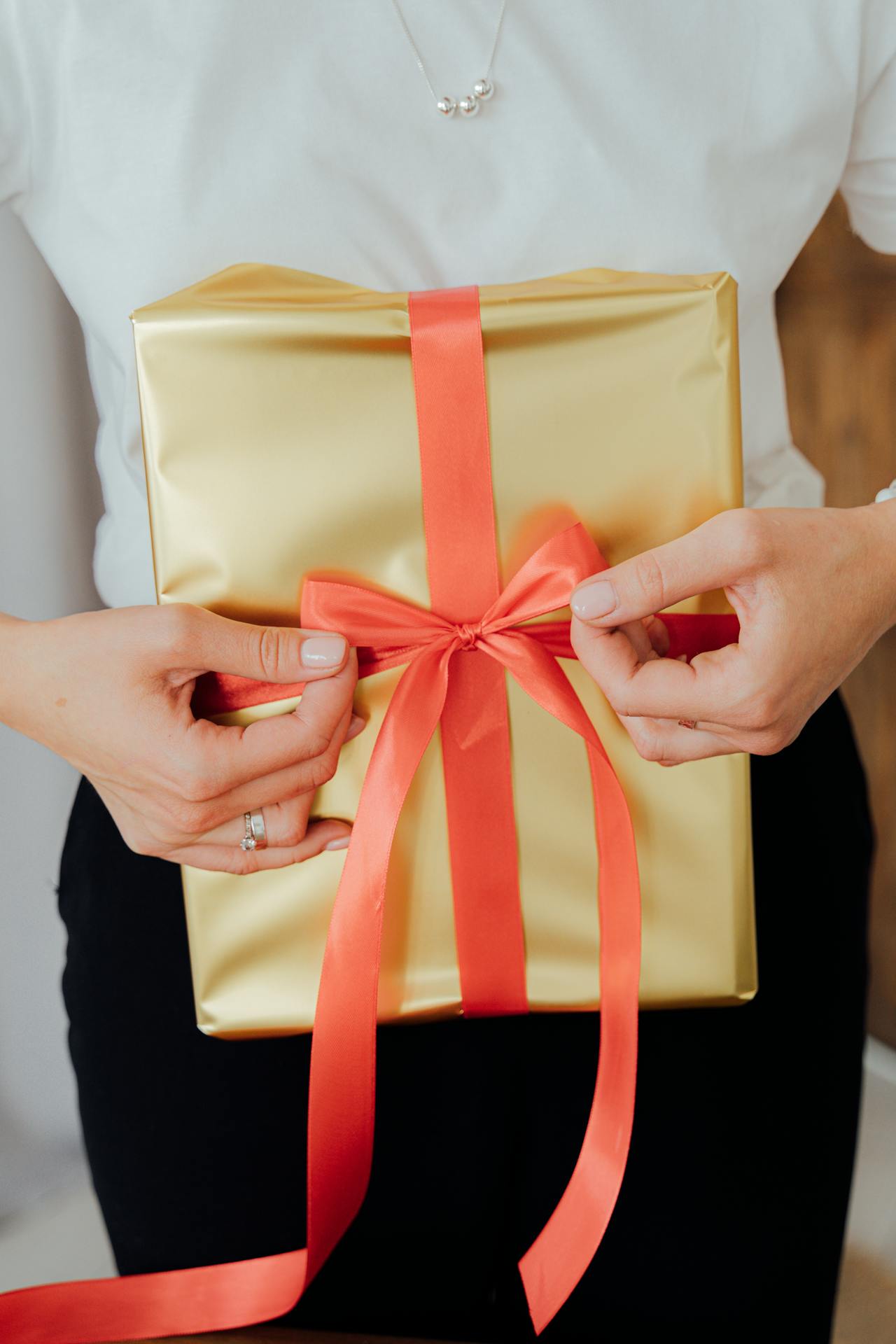 Une femme tenant un paquet cadeau | Source : Pexels