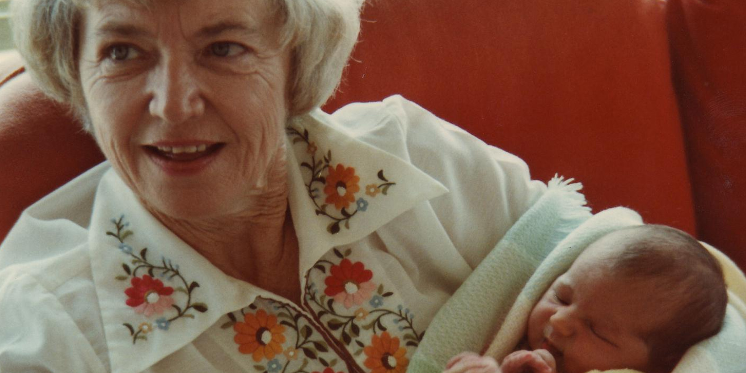 Une femme âgée tenant un bébé | Source : Flickr (CC BY 2.0)