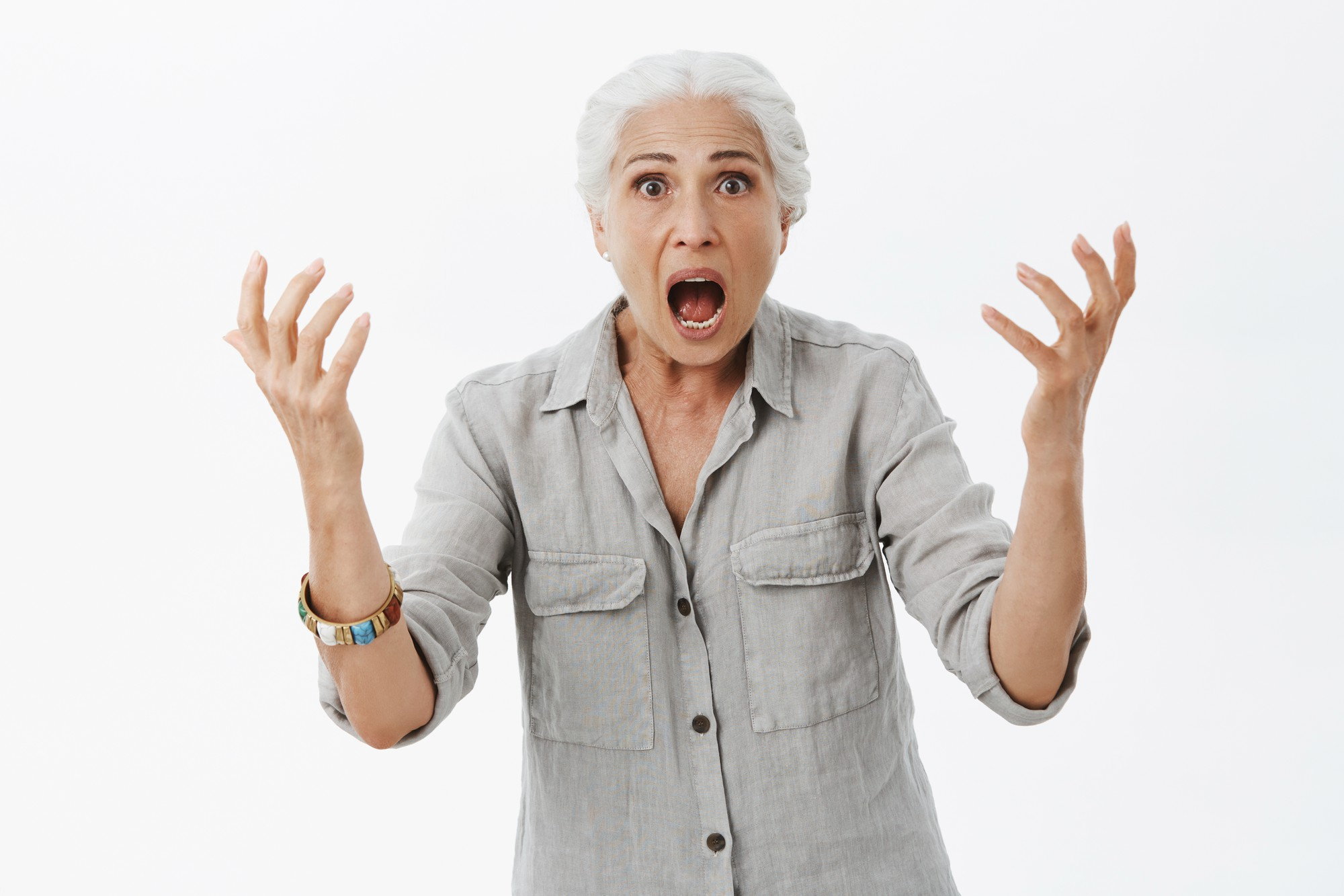 Une femme faisant un geste de colère avec la bouche ouverte | Source : Freepik