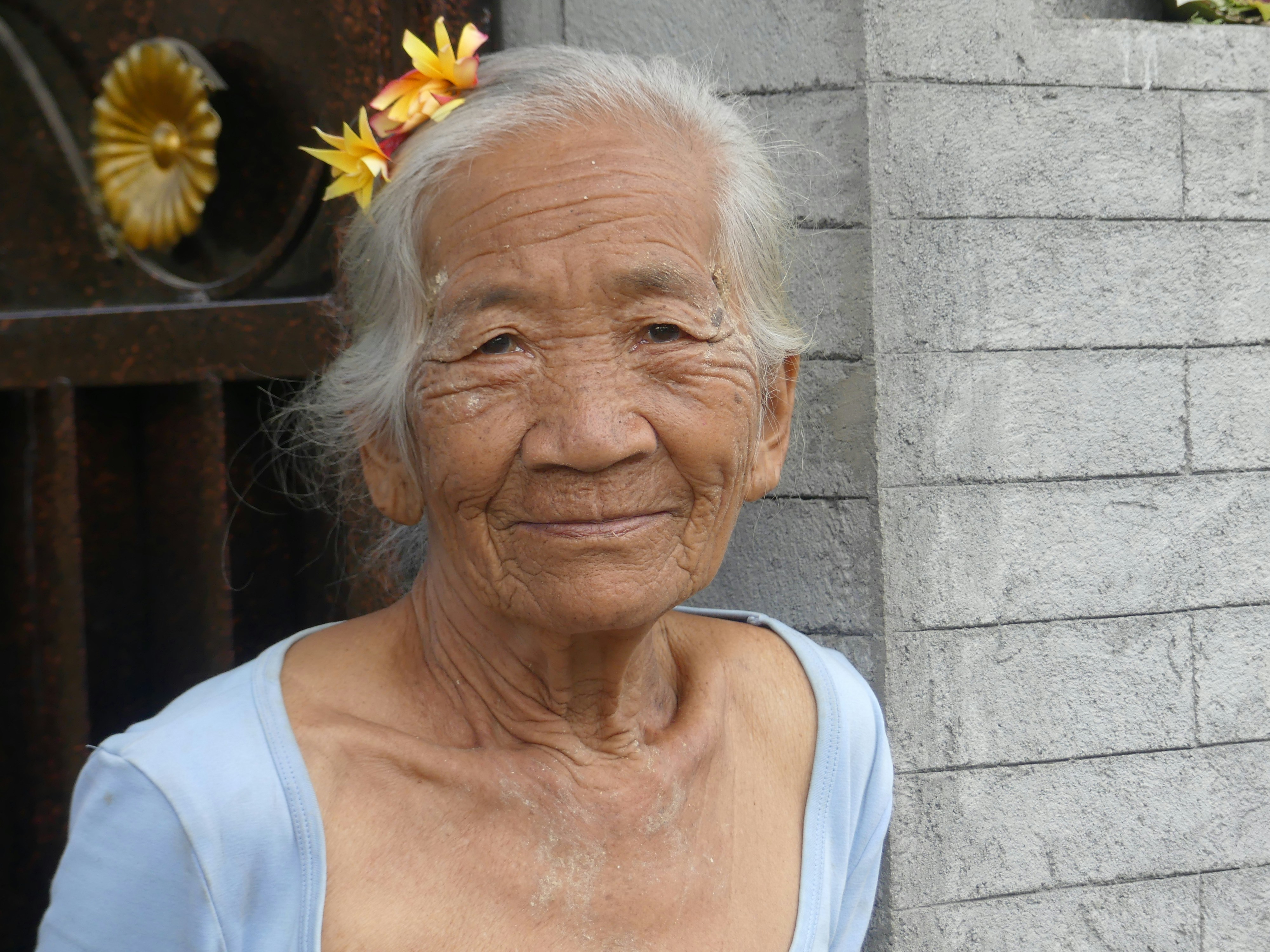 Une femme âgée souriante | Source : Unsplash