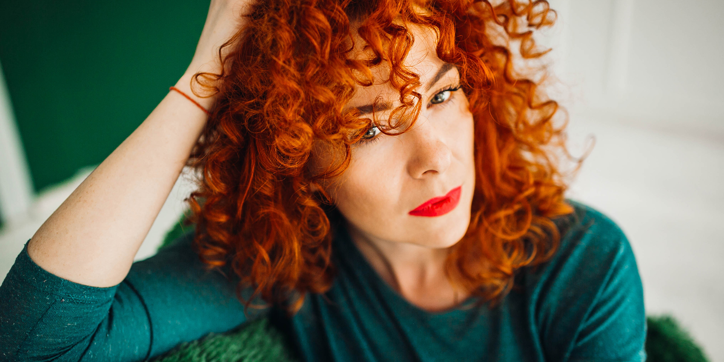 Une femme aux cheveux roux et au rouge à lèvres | Source : Freepik