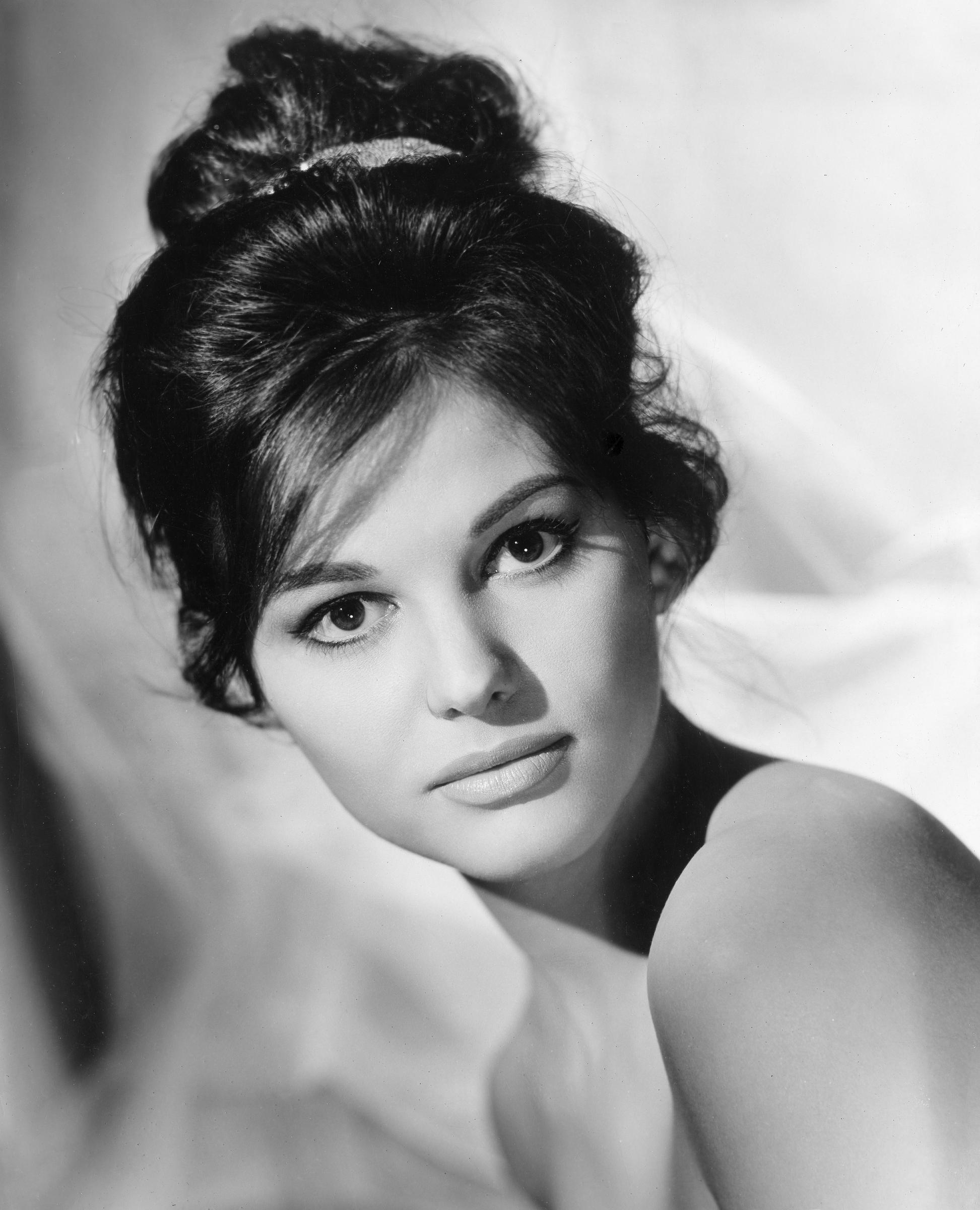 Claudia Cardinale sur le tournage de « Upstairs and Downstairs » en 1959. | Source : Getty Images