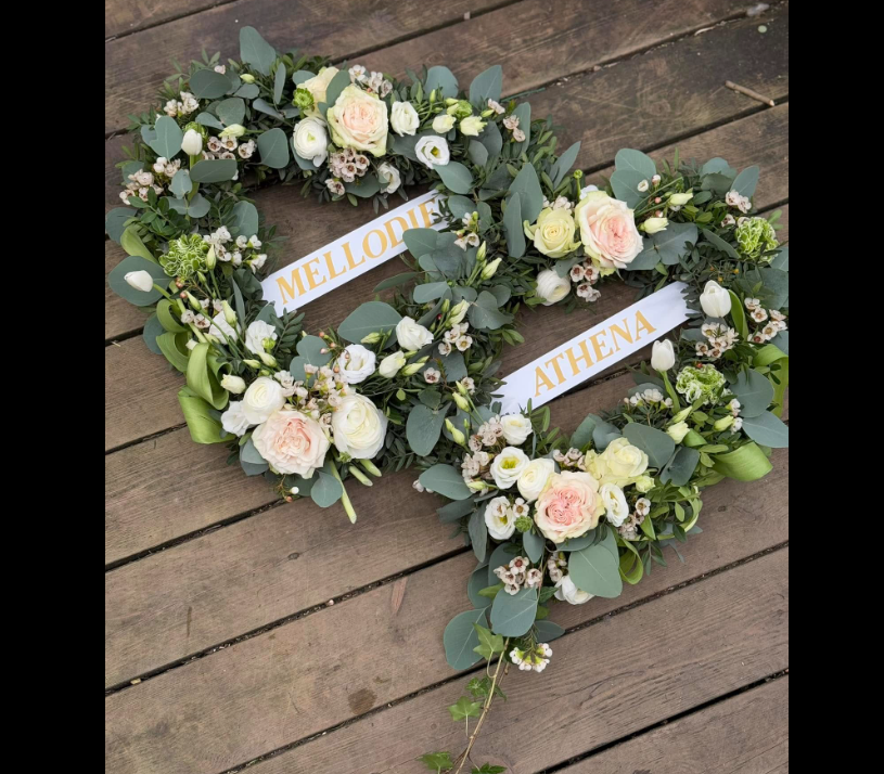 A wreath laid in honor of Une photo de feu Mellodie-Ocean Jarman et Athena-Pearl Darbyshire, datée du 3 mars 2025 | Source : Facebook/steven.darby.16