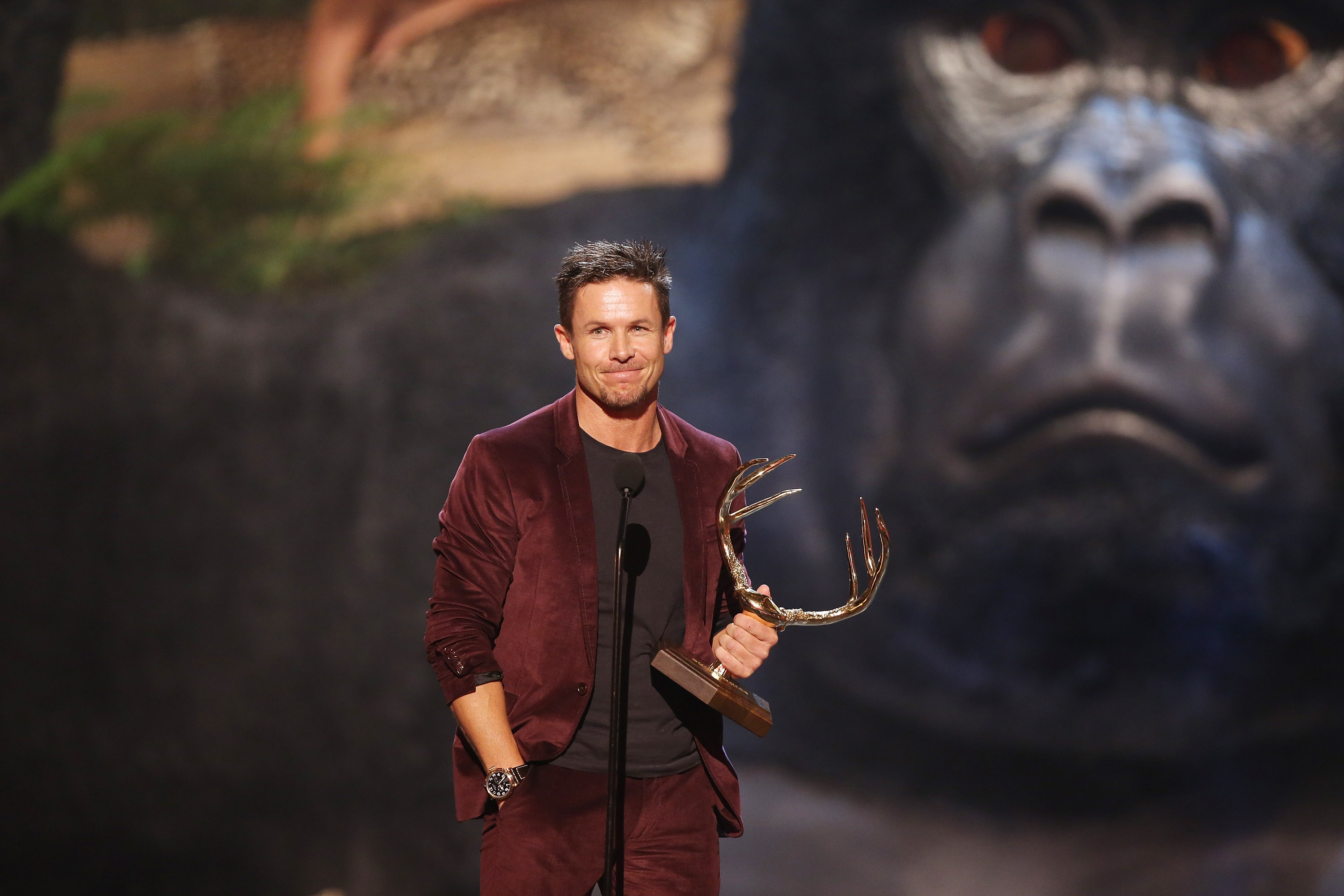 Felix Baumgartner s'exprime sur scène lors de la cérémonie des « Guys Choice 2013 » Awards organisée par Spike TV aux Sony Pictures Studios le 8 juin 2013 à Culver City, en Californie I Source : Getty Images
