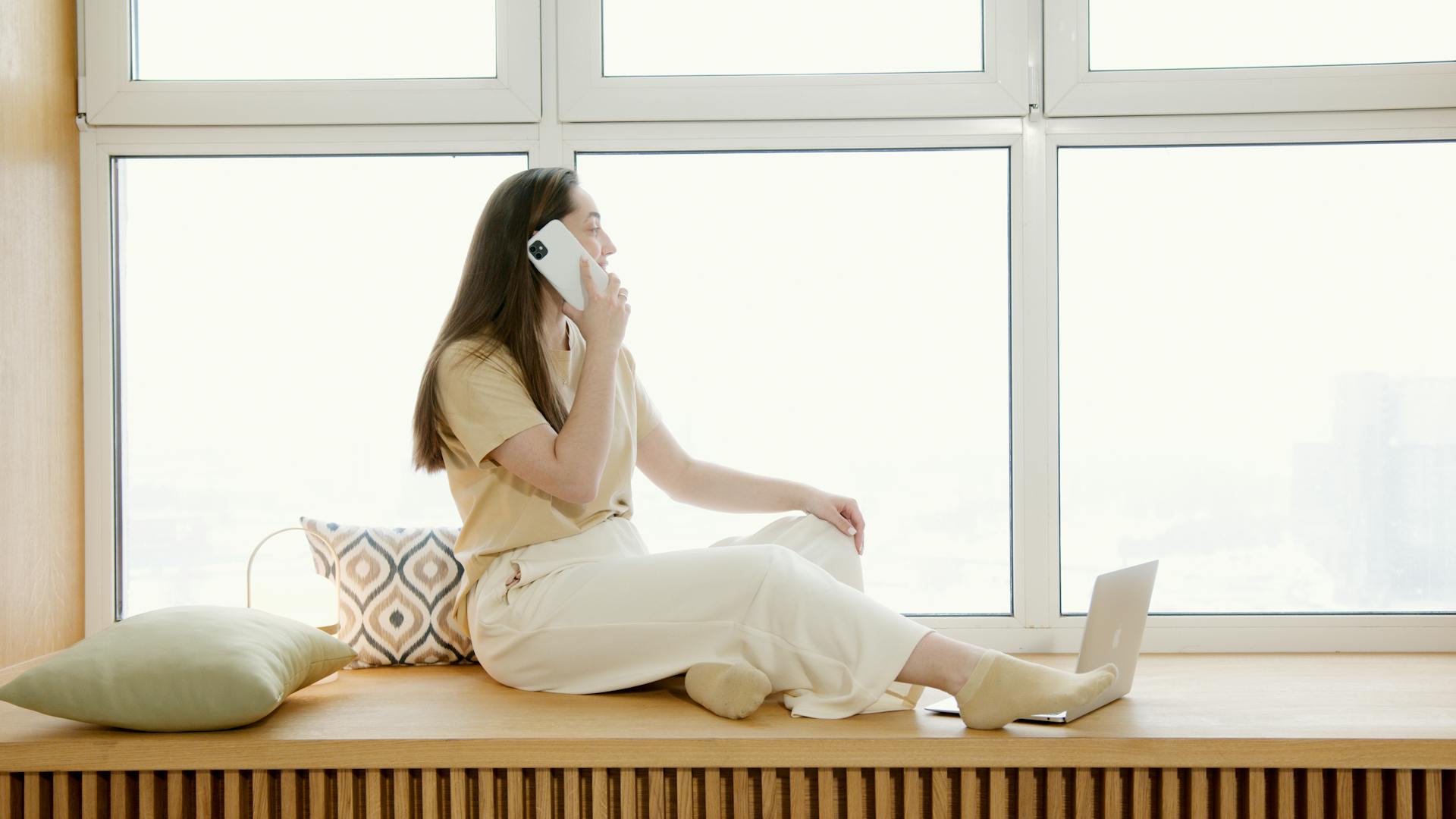 Une femme qui parle au téléphone | Source : Pexels