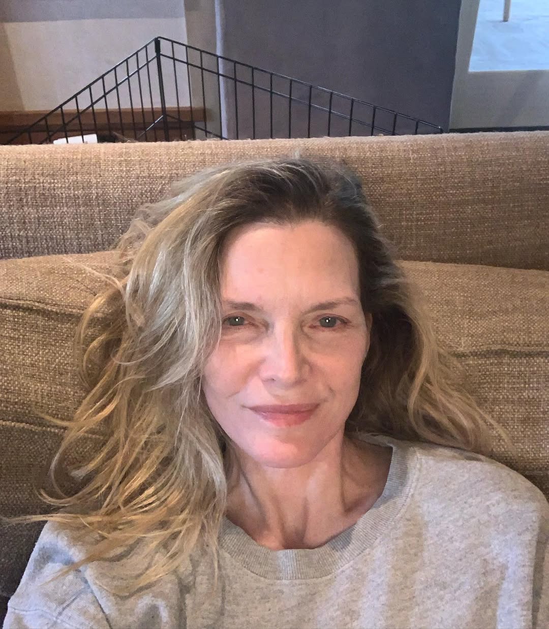 Michelle Pfeiffer pose sans maquillage ni filtre, en date du 18 août 2023 | Instagram/michellepfeifferofficial.