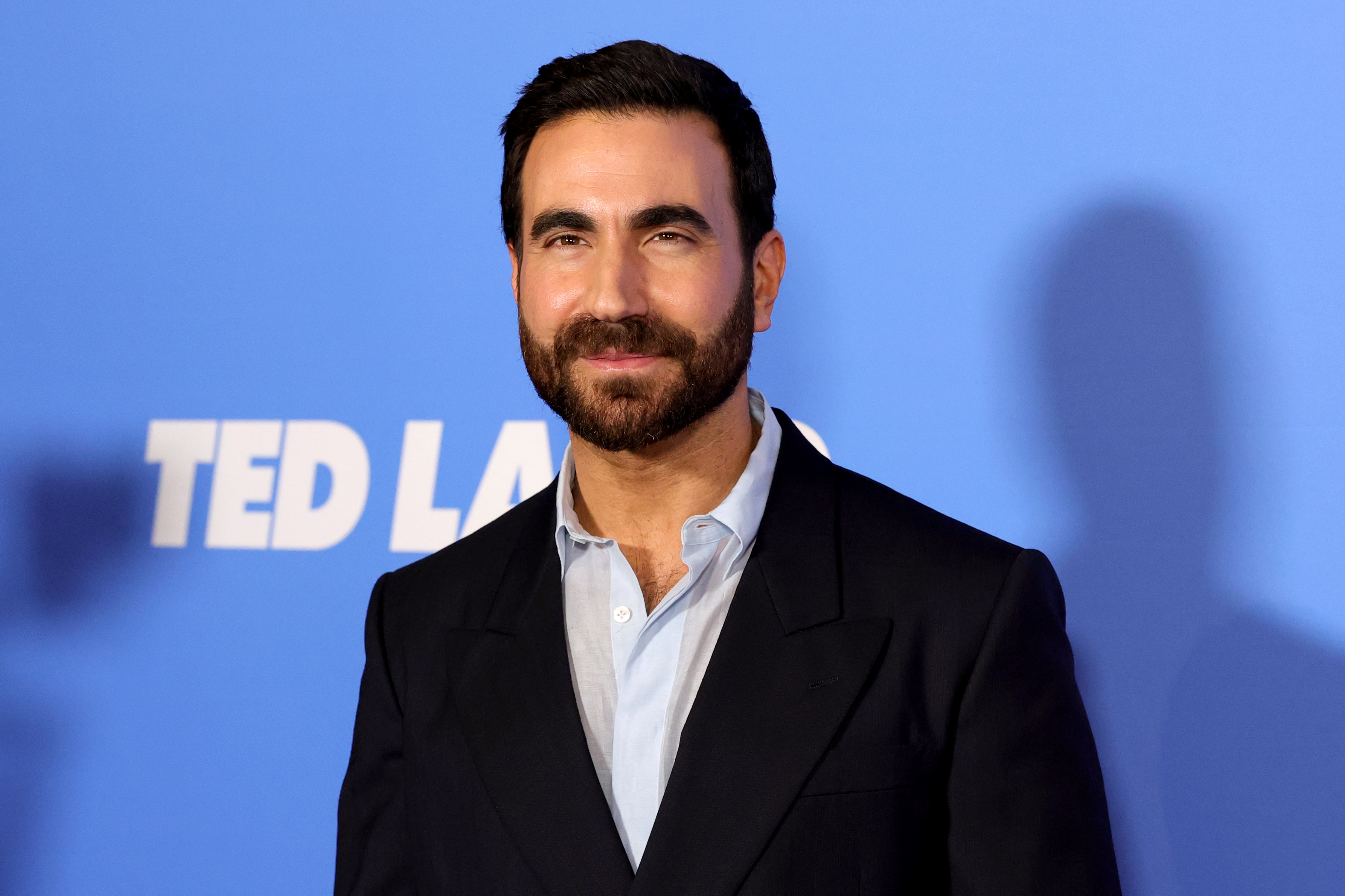 Brett Goldstein pose lors de la première de la saison 4 de « Ted Lasso » à New York, le 4 août 2026. On remarque notamment ses cheveux foncés et sa barbe fournie sur la photo, tandis que les utilisateurs des réseaux sociaux débattent de sa ressemblance avec Ben Affleck. | Source : Getty Images