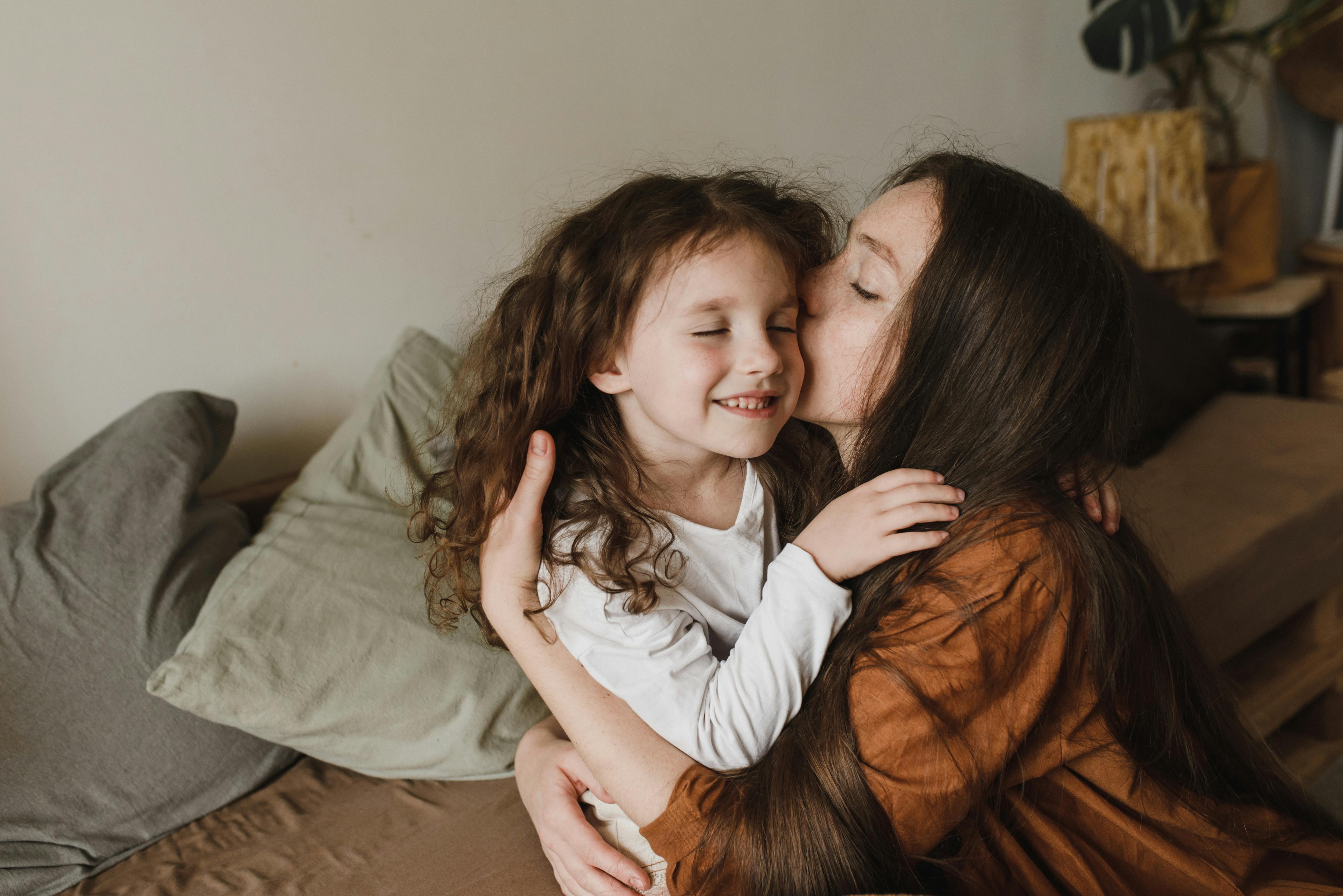 Une mère qui blottit sa fille | Source : Pexels