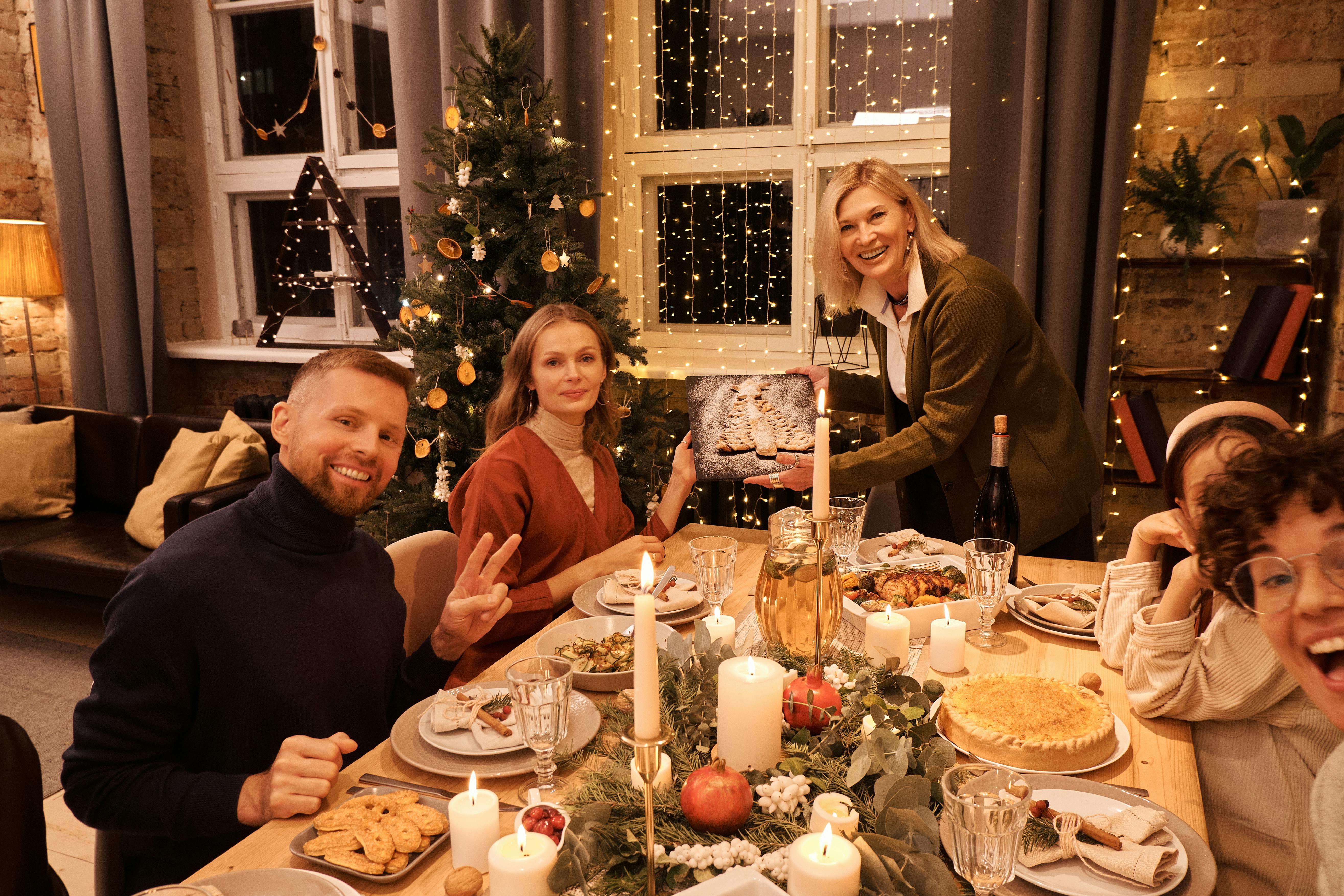 Une famille heureuse pendant le dîner | Source : Pexels