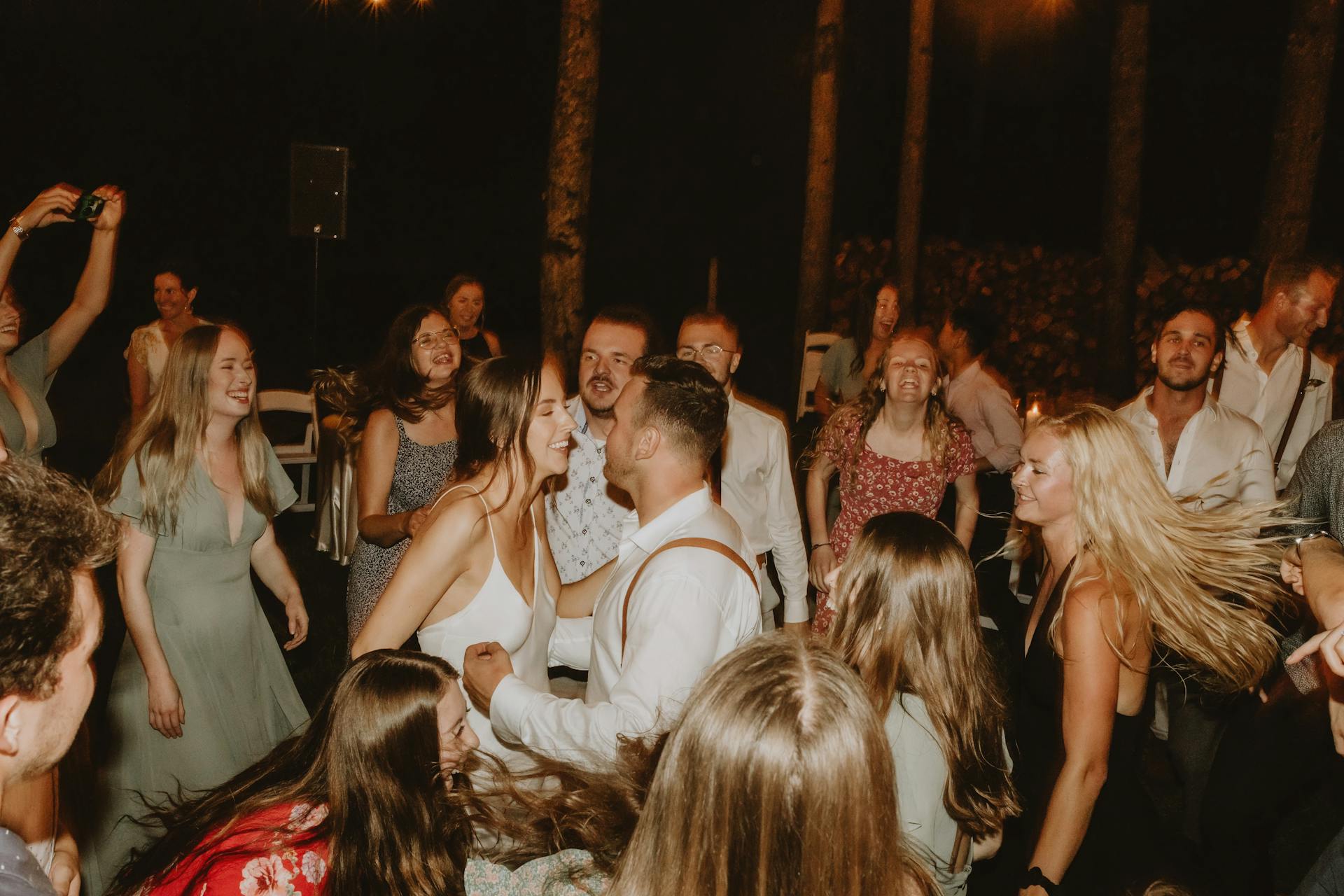 Des gens s'amusent à danser lors d'une réception de mariage | Source : Pexels