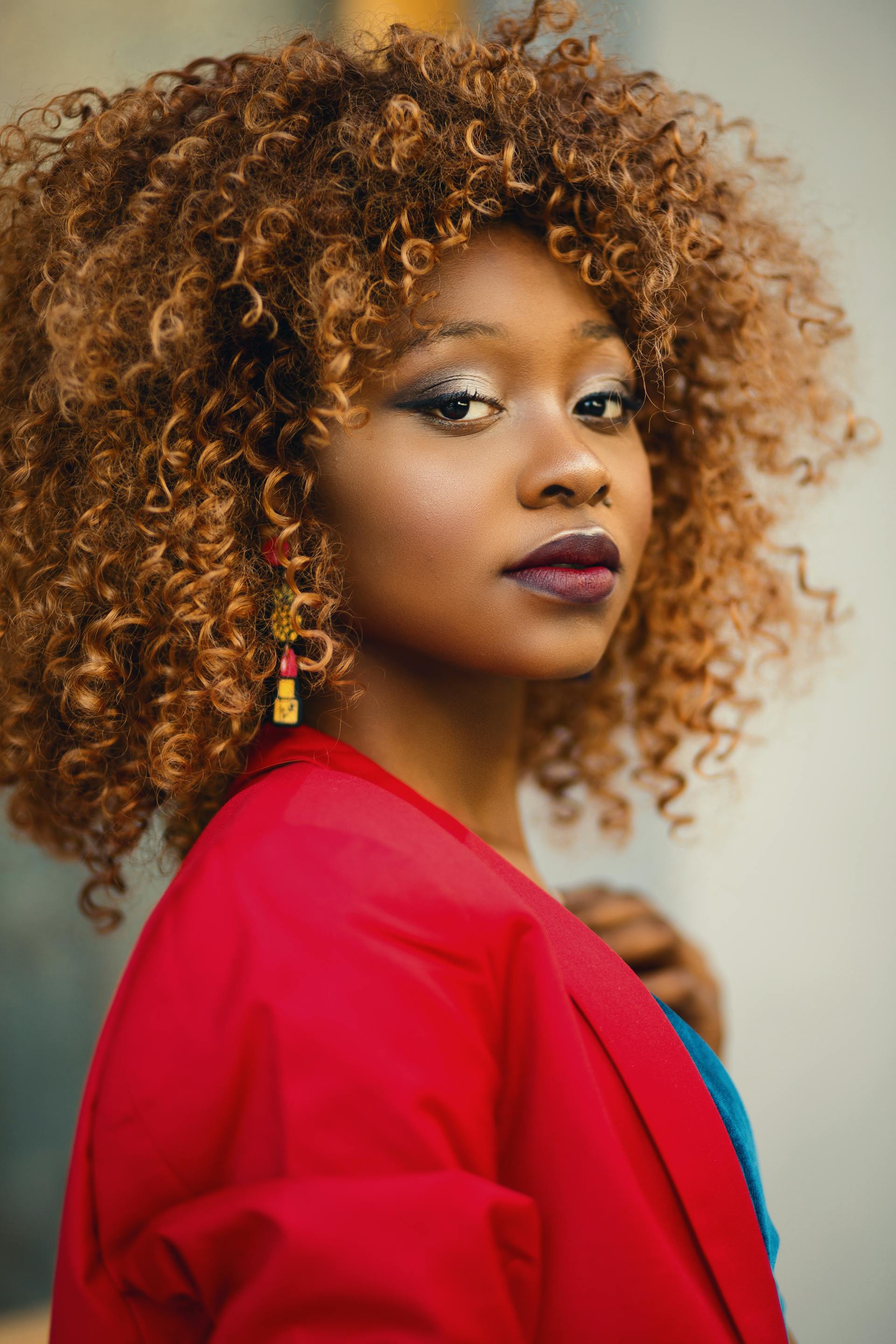 Une femme arborant des cheveux bouclés | Source : Pexels