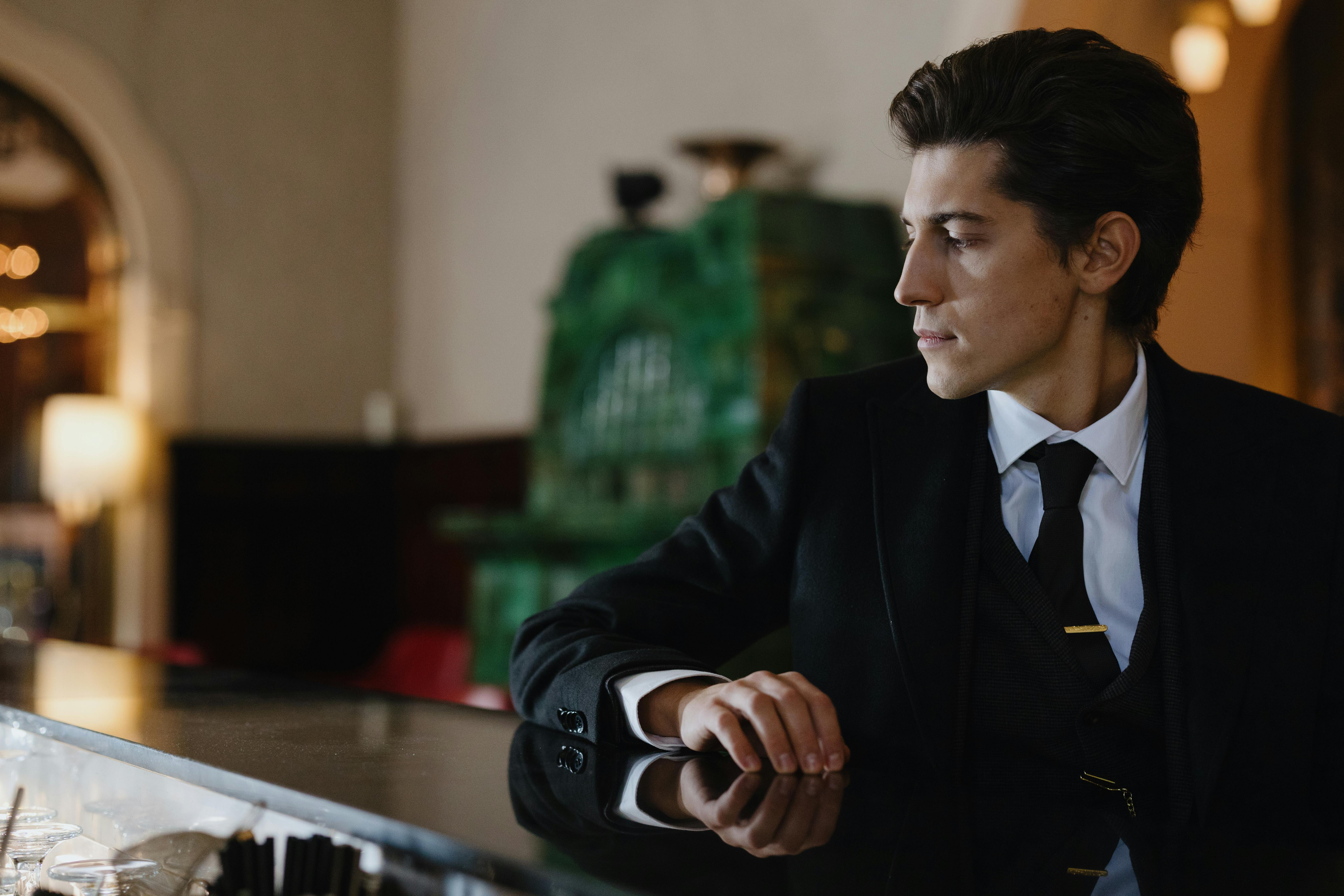 Un homme assis au comptoir | Source : Pexels