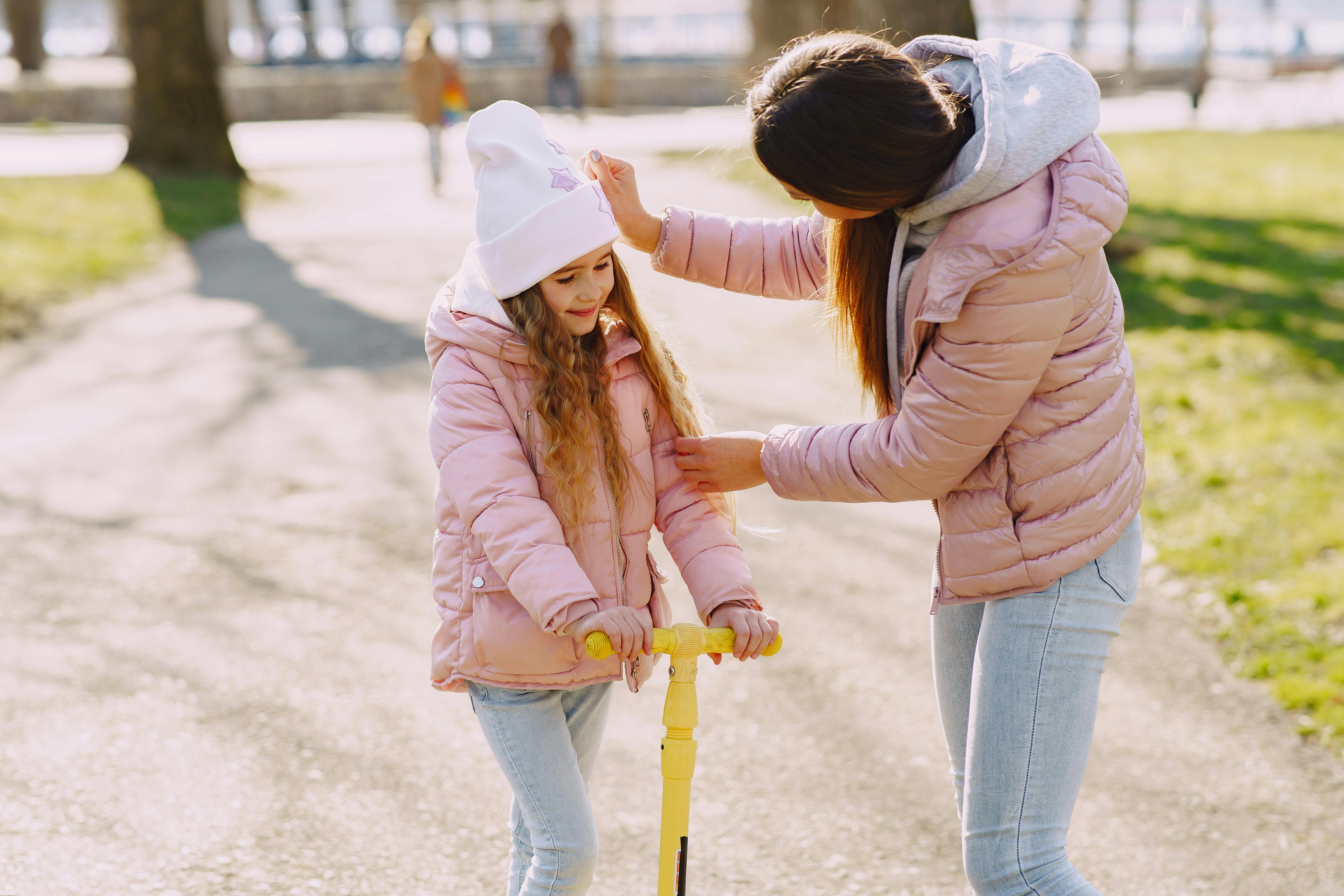 Maman et fille passant du temps dans le parc | Source : Pexels