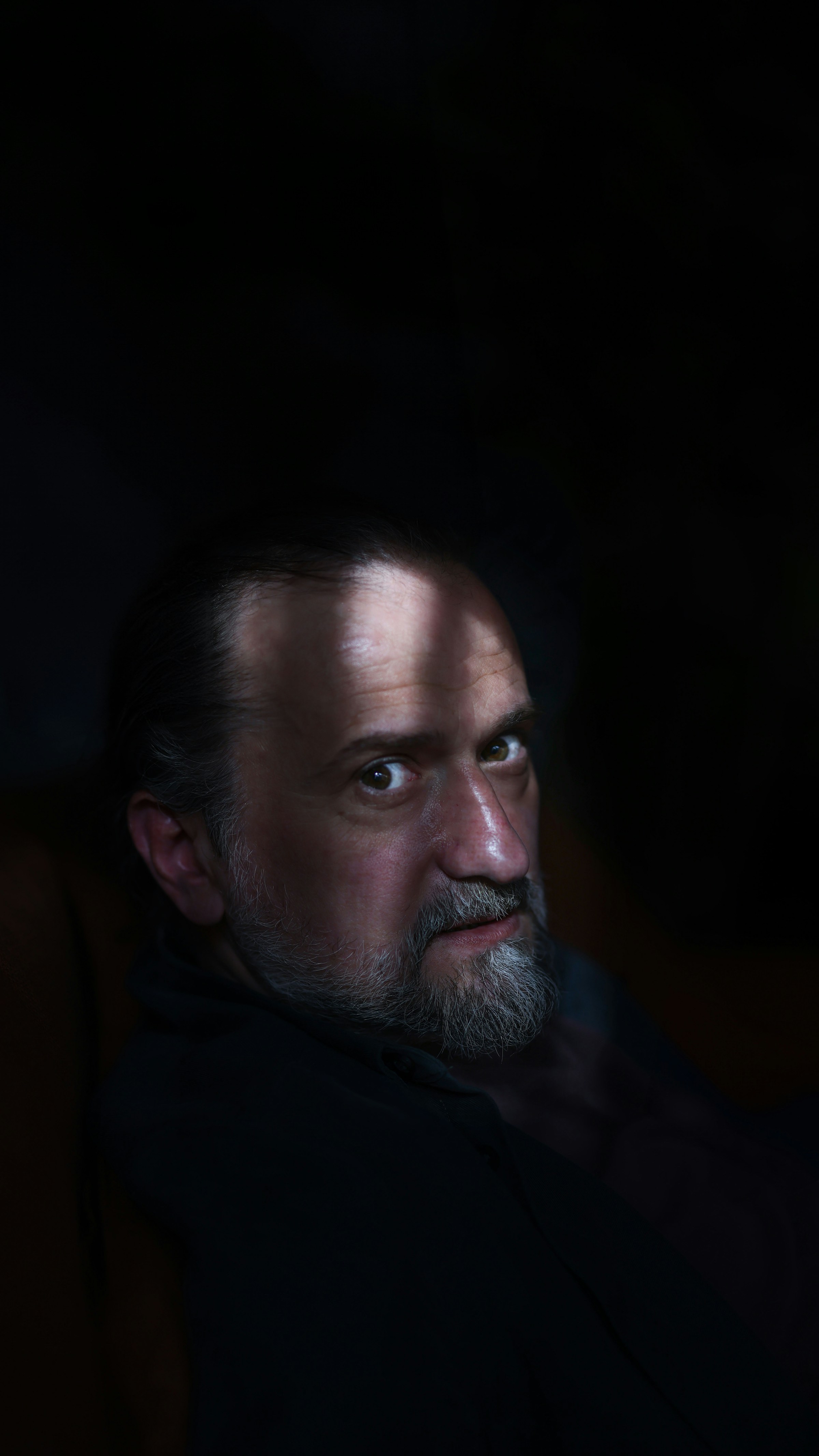 Un homme d'âge moyen en colère | Source : Unsplash