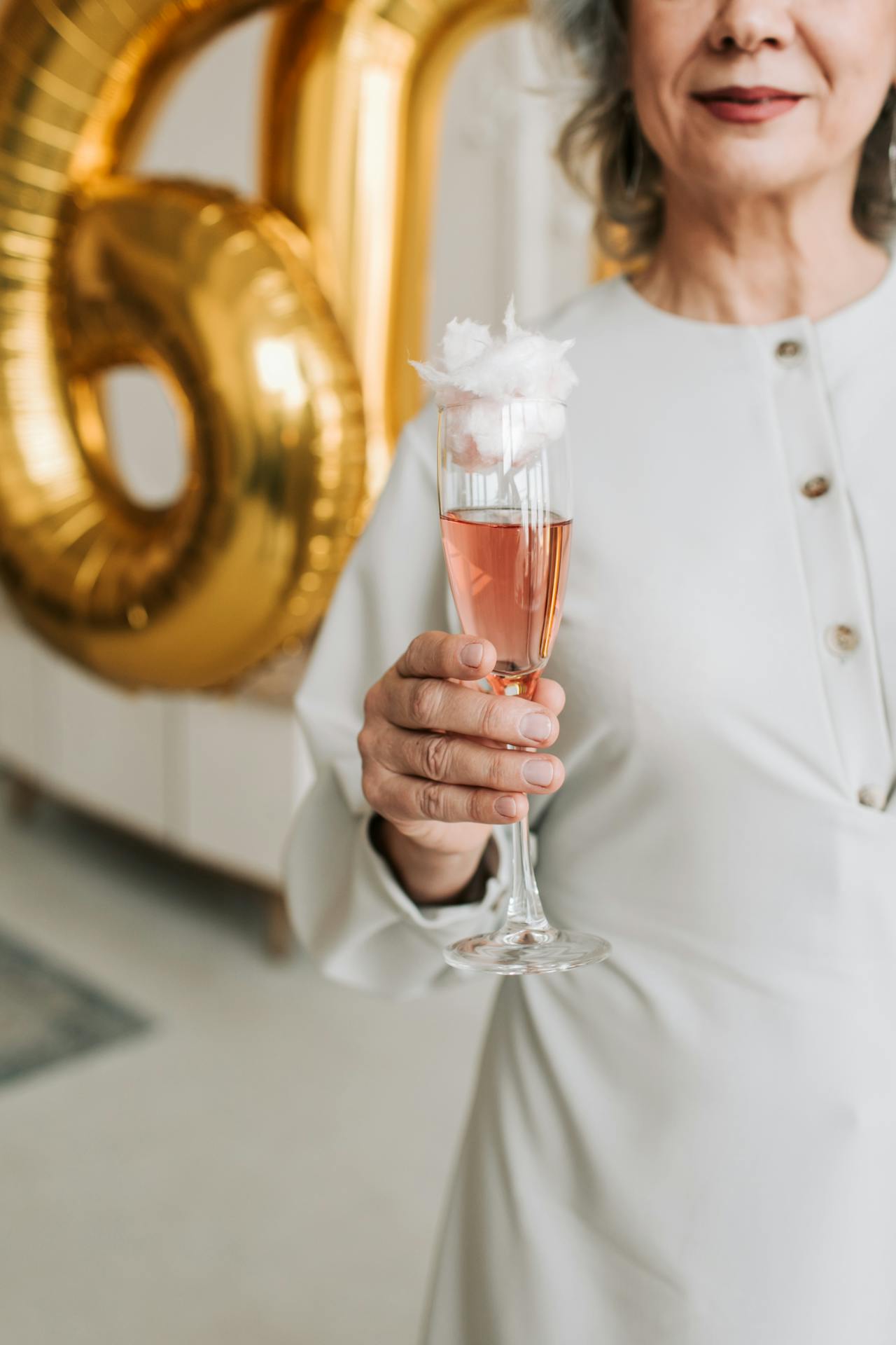 Une femme tenant une boisson dans un verre transparent | Source : Pexels