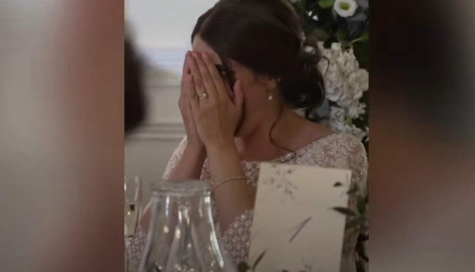 La jeune mariée Katie se couvrant le visage pendant le discours d'Ian Young | Source : YouTube / Daily Record