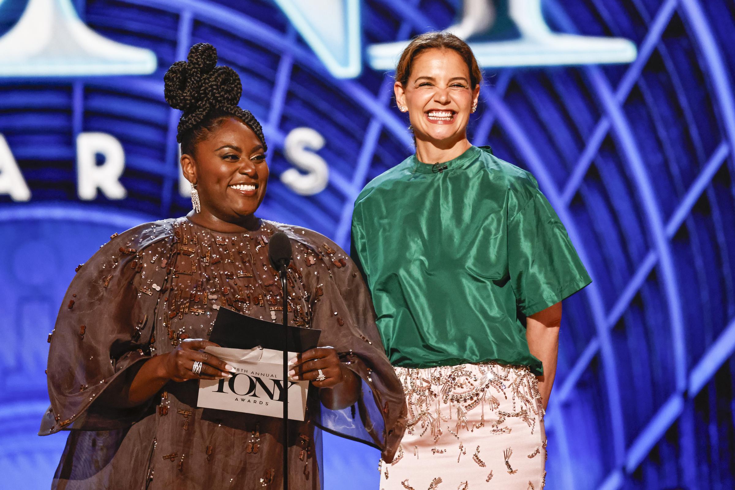 Rayonnant de joie, Katie Holmes partage un rire avec Danielle Brooks lors de la présentation en direct sur la scène des Tony Awards. Les deux femmes ont offert l'un des moments les plus marquants de la soirée avec charme et charisme.
