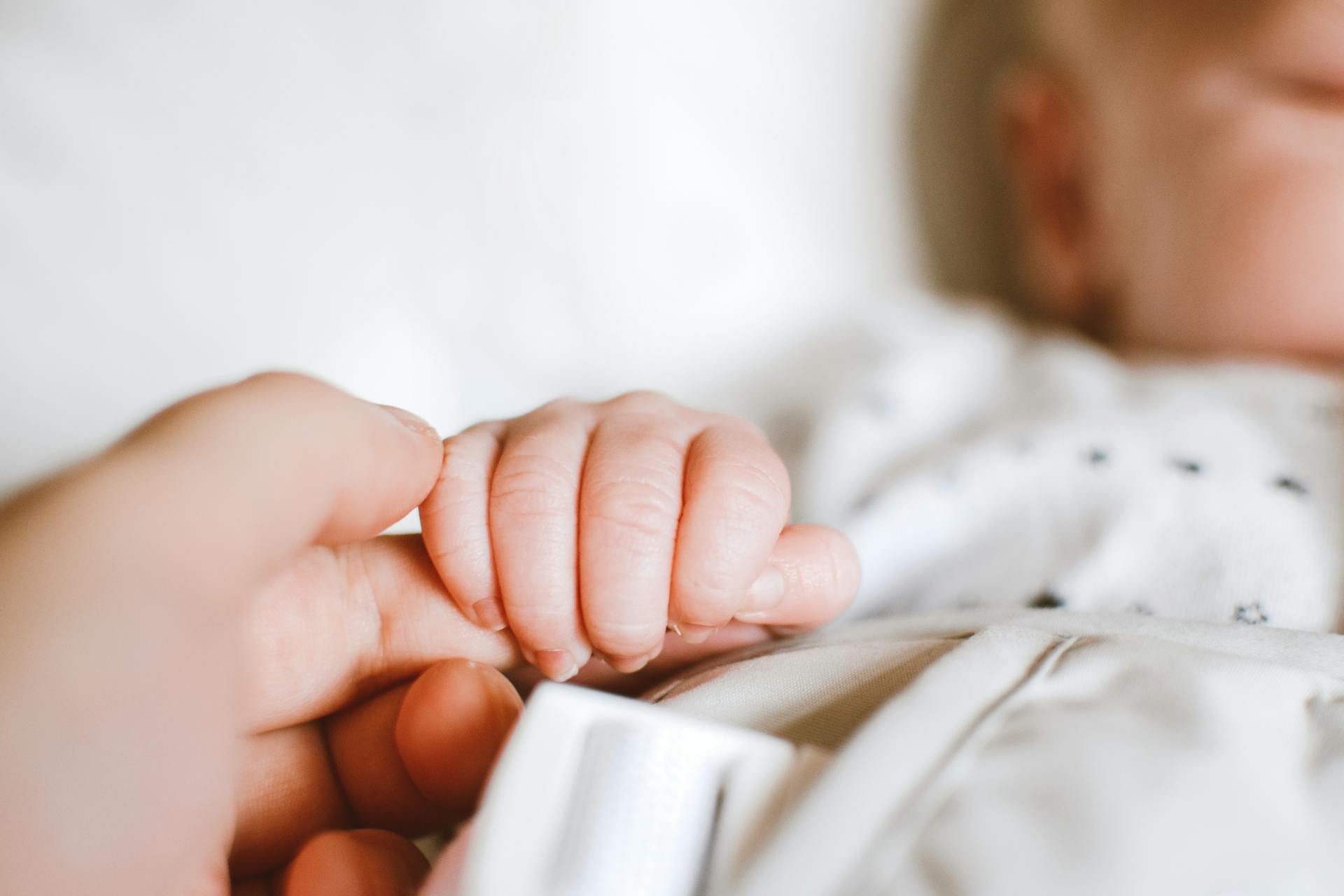 Un bébé qui serre le doigt d'un adulte | Source : Pexels