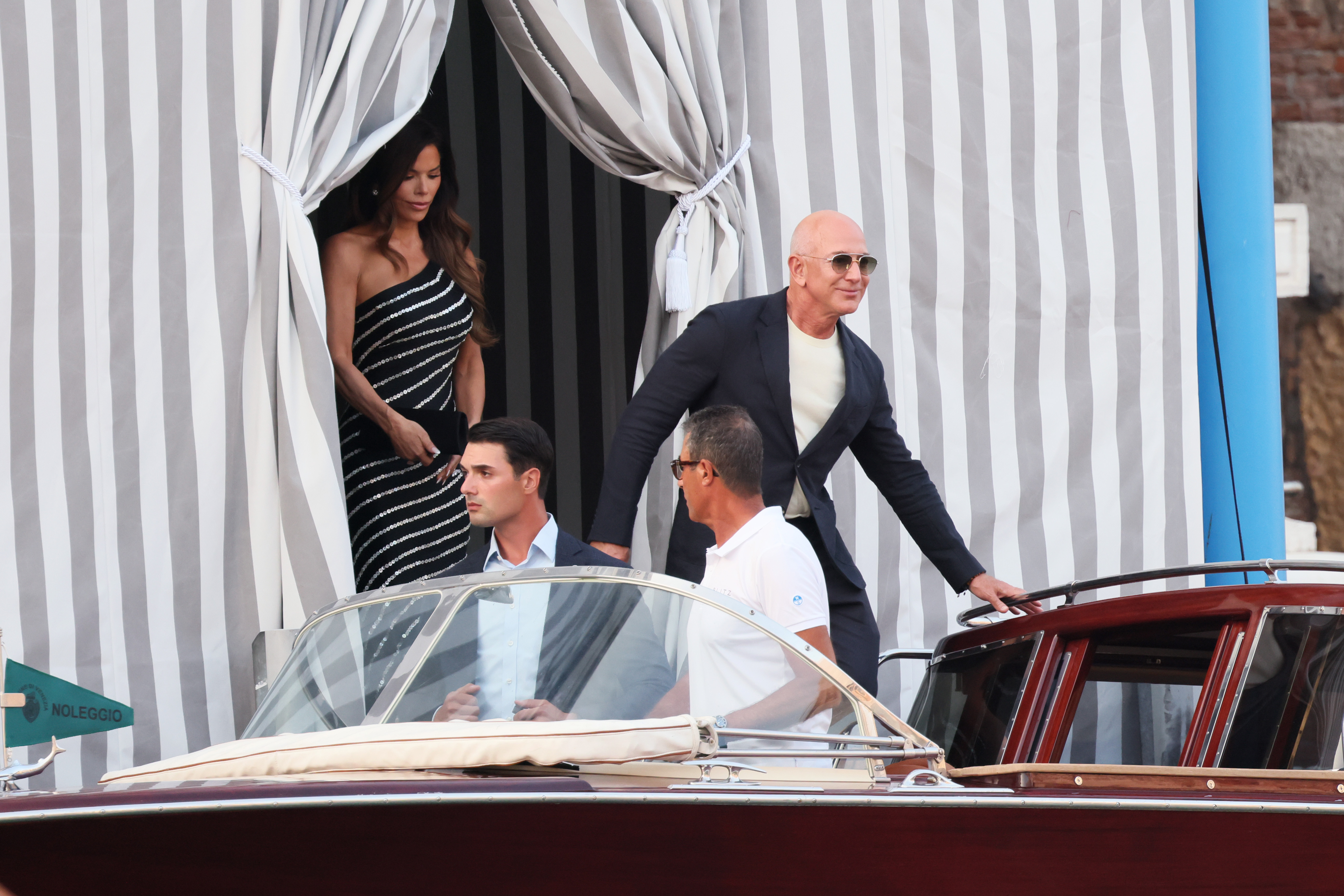 Jeff Bezos se dirige vers un bateau alors que Lauren Sanchez apparaît derrière lui à leur hôtel de Venise le 25 juin 2025, avant leur week-end de mariage | Source : Getty Images