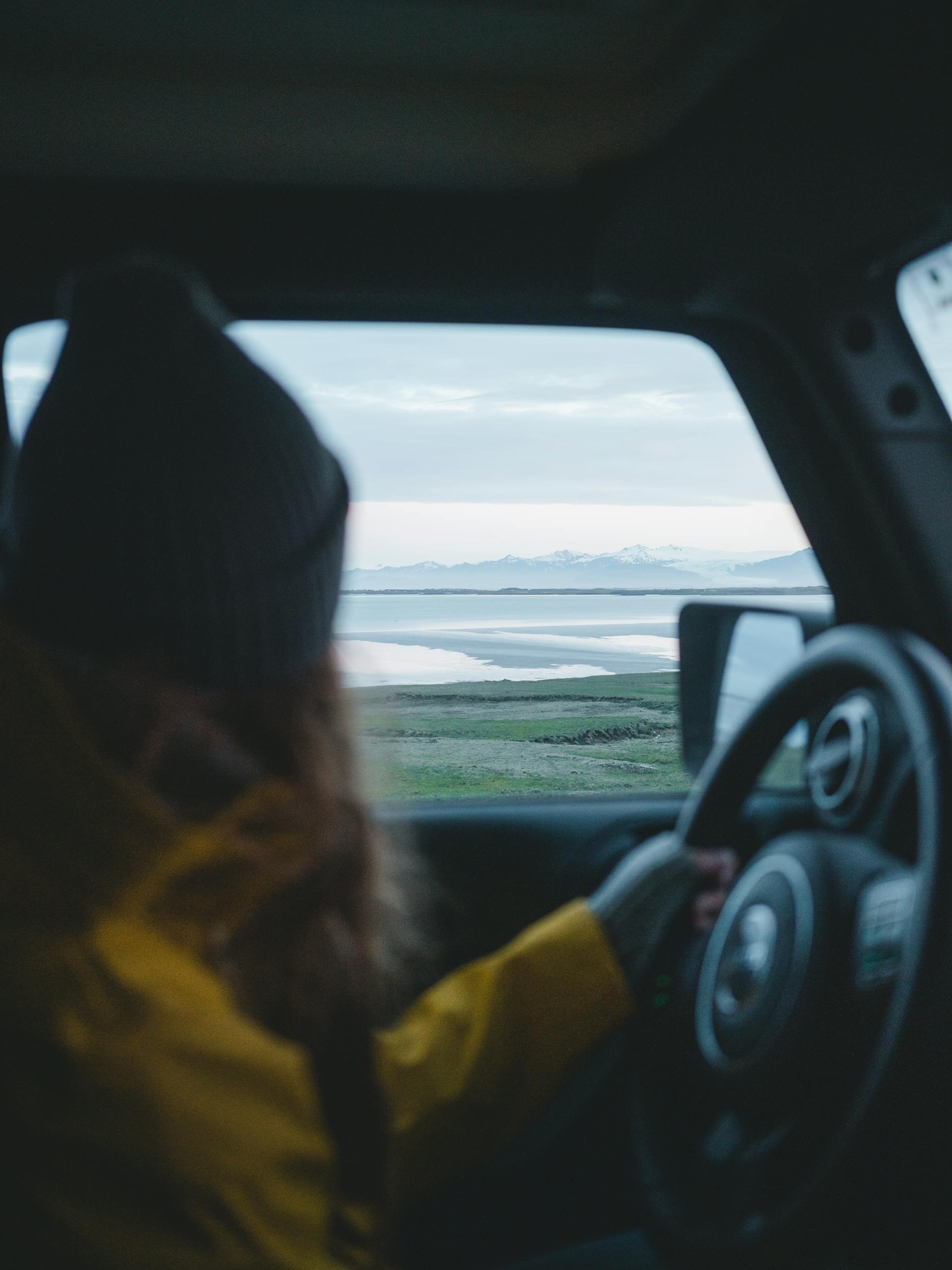 Une femme au volant d'une voiture | Source : Pexels