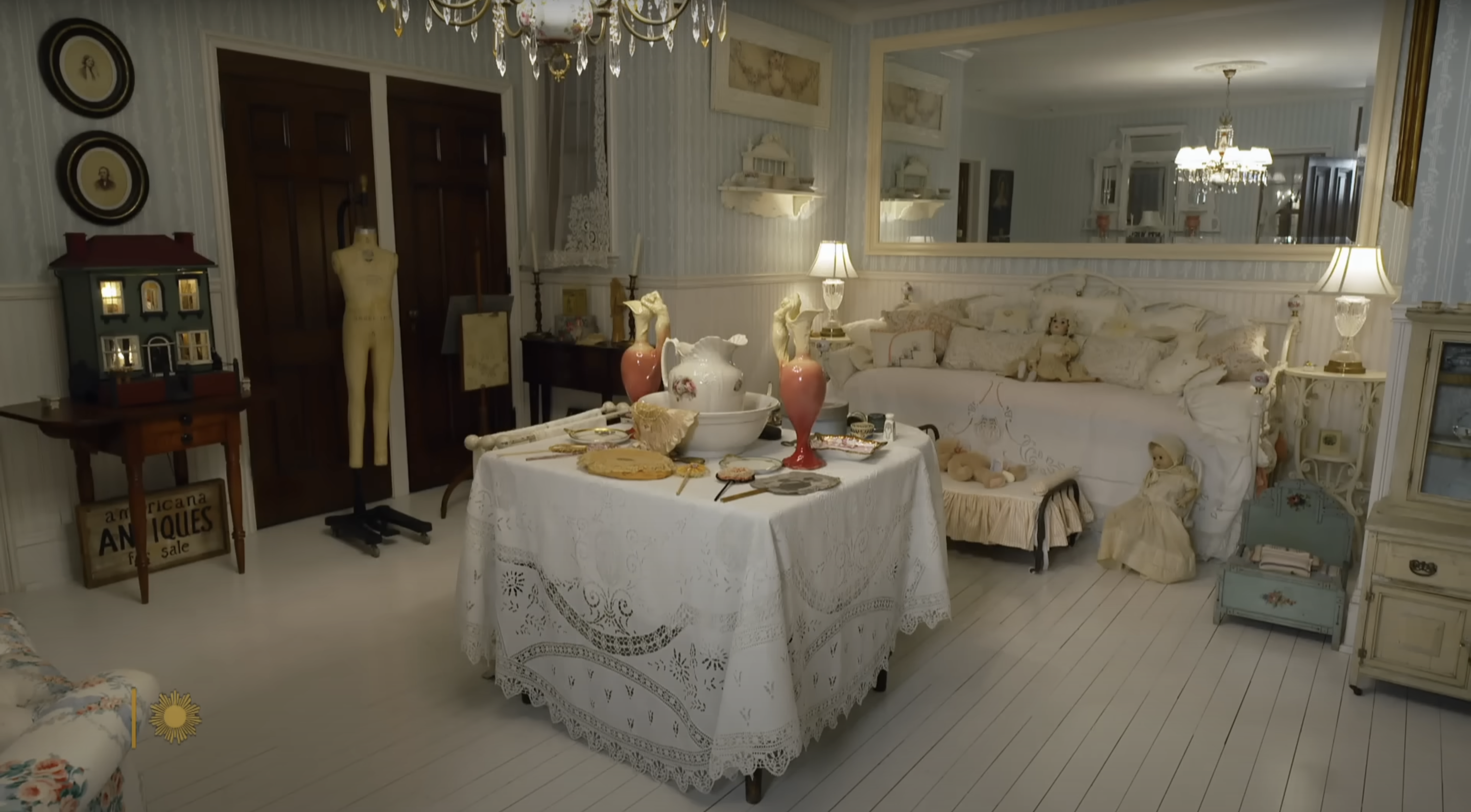 L'intérieur de la maison de Barbra Streisand | Source : YouTube/CBS Sunday Morning